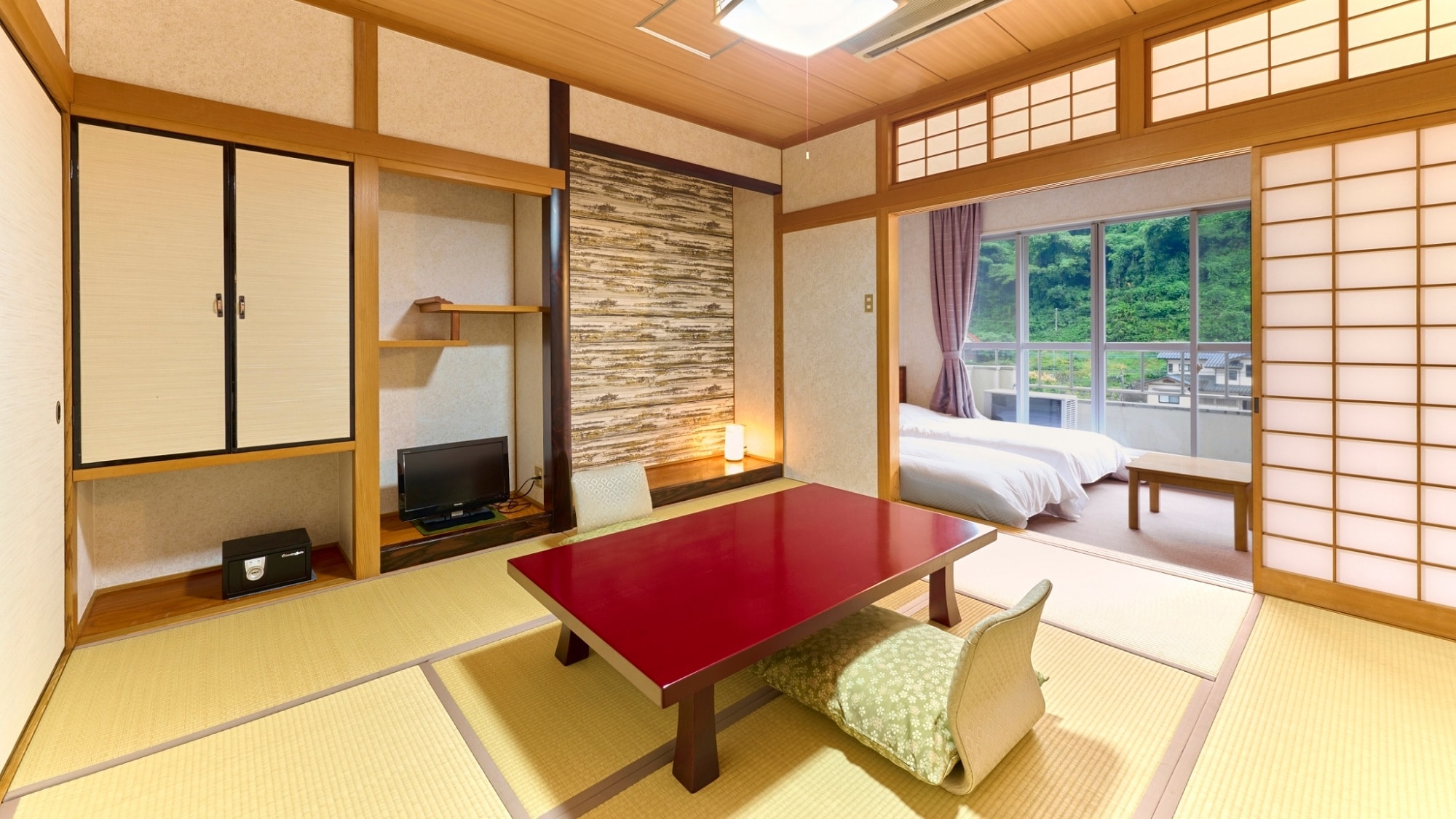 Standard Japanese-Western room / Japanese-style room (8 tatami mats) + Western-style room with twin beds (approximately 6 tatami mats) - recommended for couples and of course families.