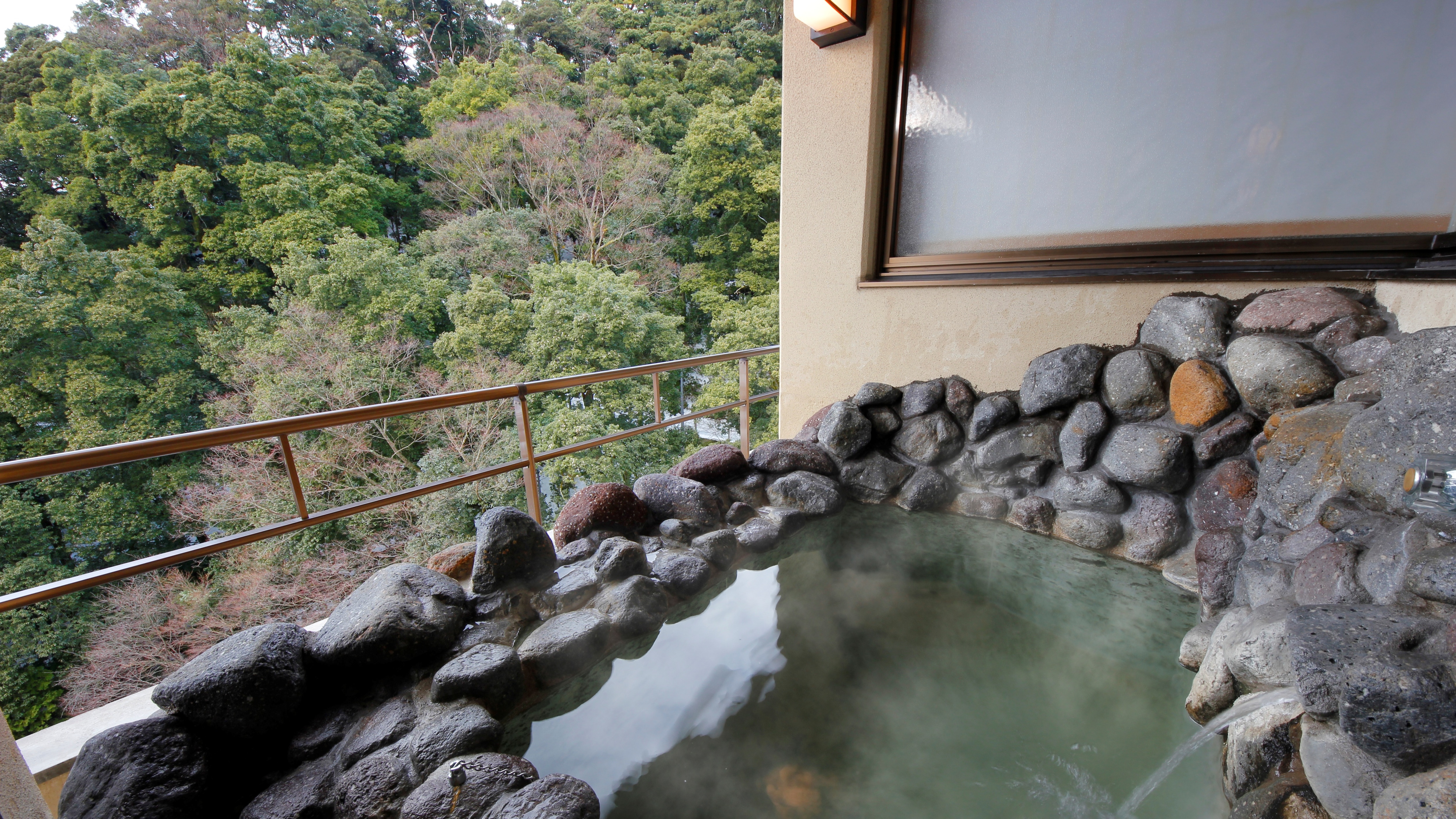 ■ [Guest room Sakuragawa with open-air bath] View open-air bath using hot springs