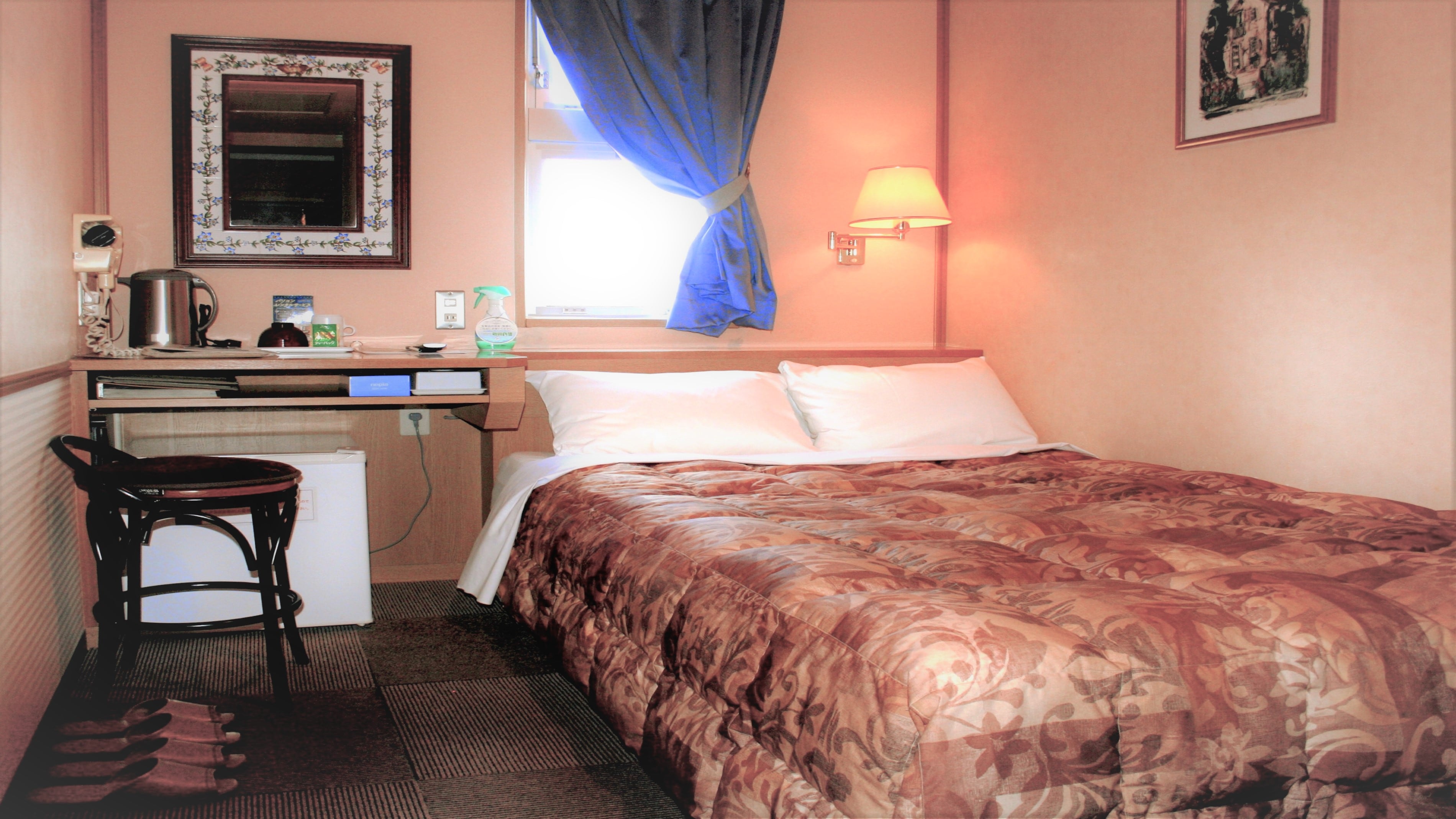 Semua kamar single (semi-double bed) dilengkapi dengan tempat tidur cadangan untuk 2 orang sebagai standar.
