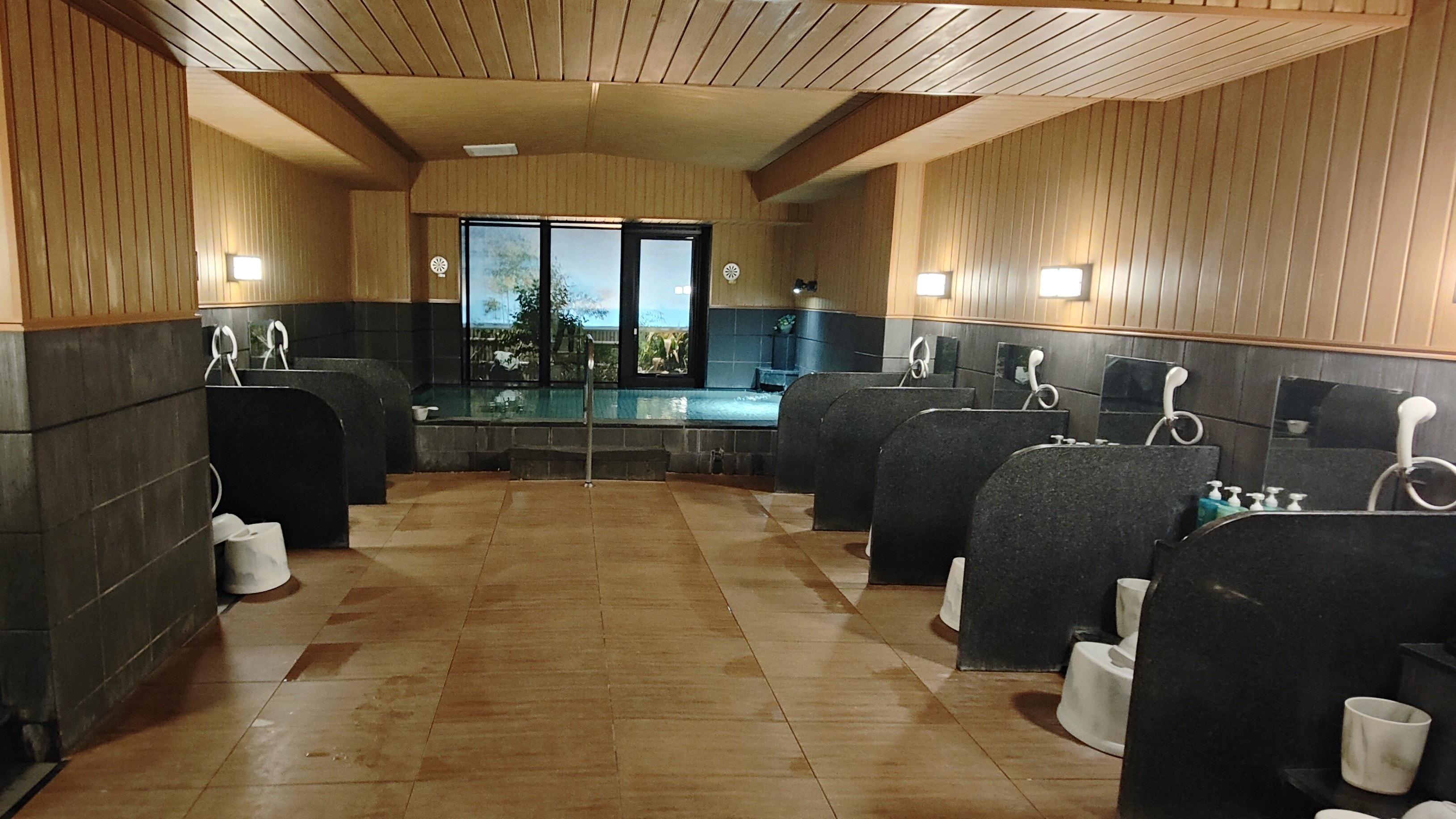 Artificial radium hot spring (separate for men and women)