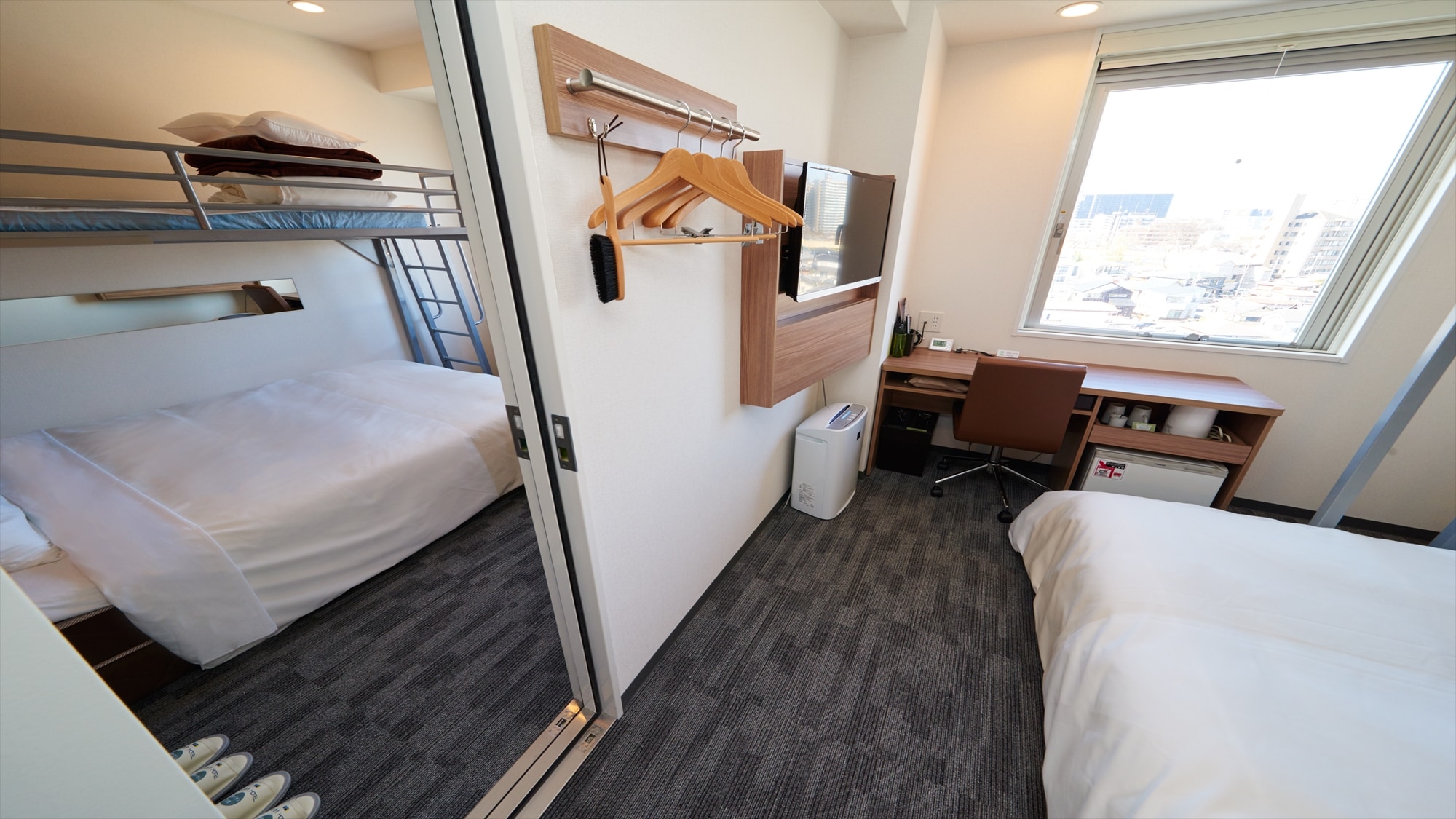 Each room has one bed and one unit bath.