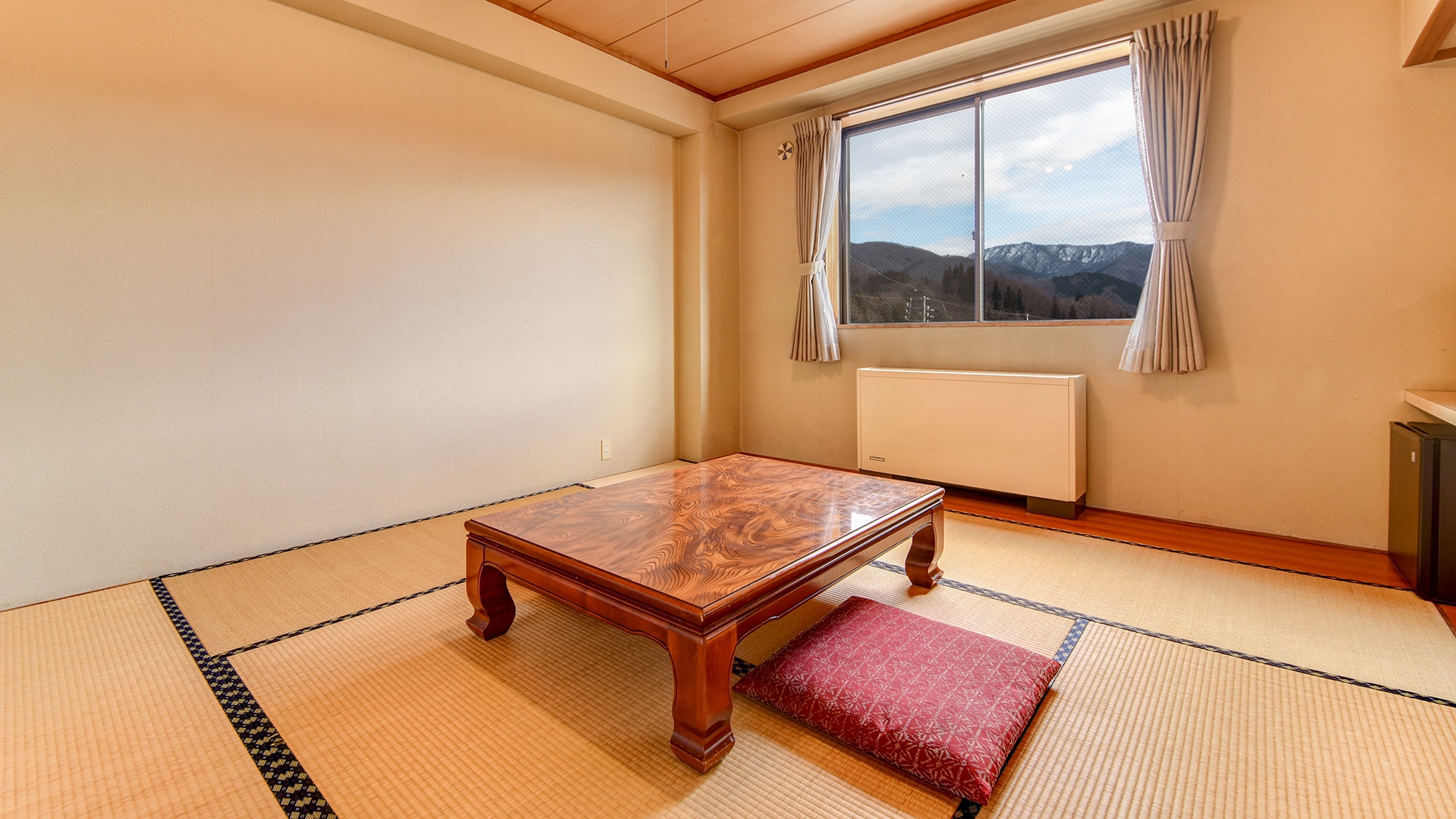 * Japanese-style room in the main building / A tatami room where you can stretch your legs and relax. It is also recommended for families with small children.