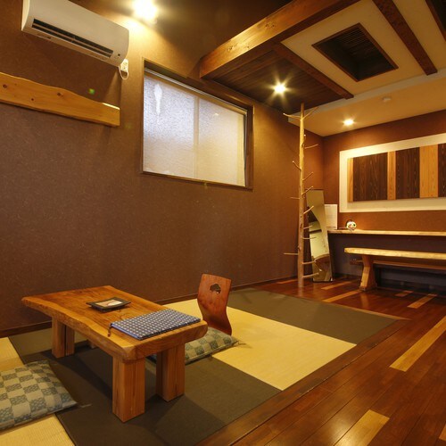 Kamar tamu di sisi gunung [Hanaguruma] / Contoh