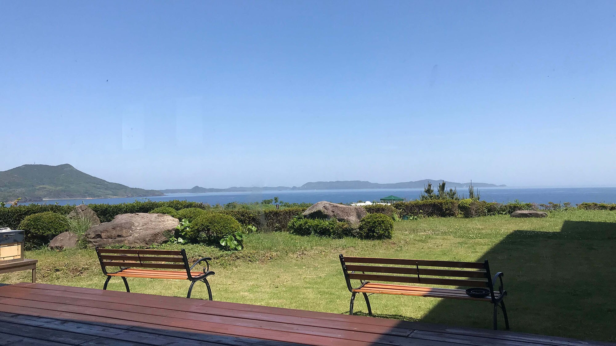 ・ You can see the Genkai Sea on the deck.