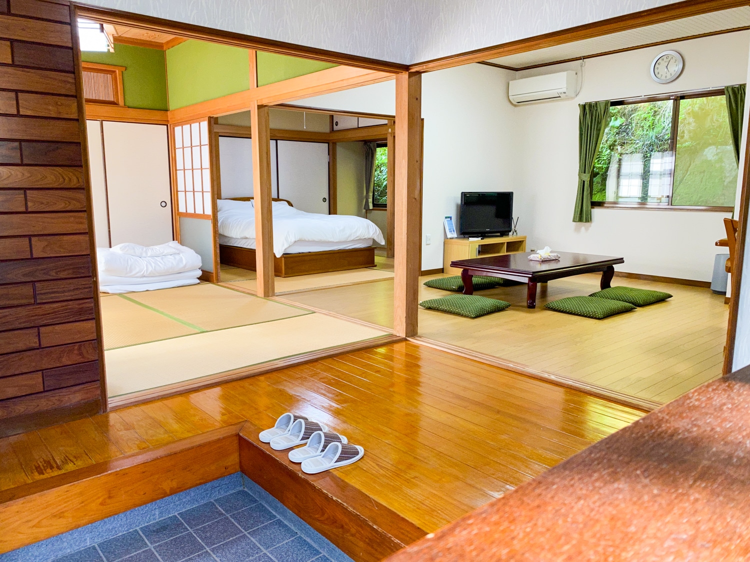 Interior view from the entrance. A room with plenty of light and a sense of openness.