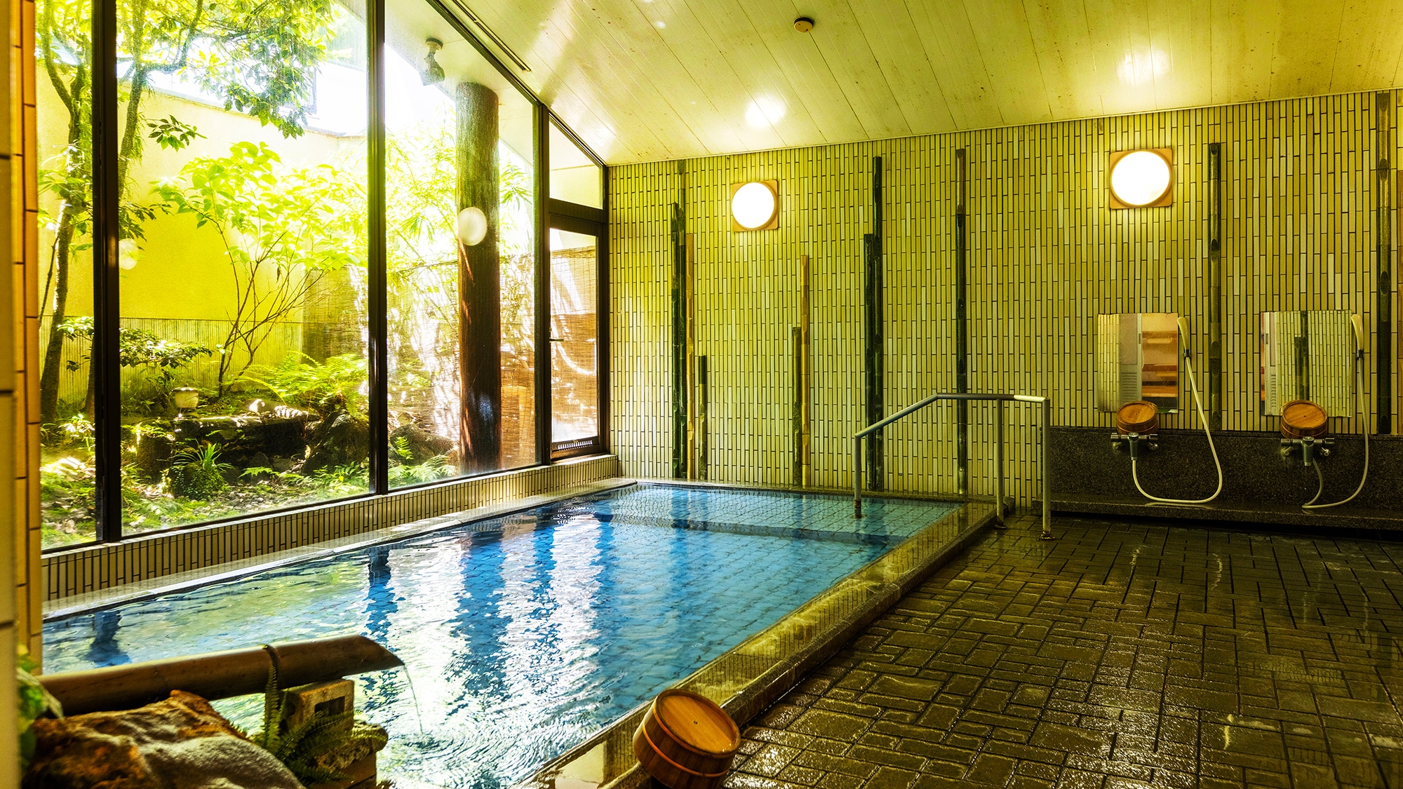 [Women's large bath - Seikei no Yu] Gentle light pours in through the wide open windows.