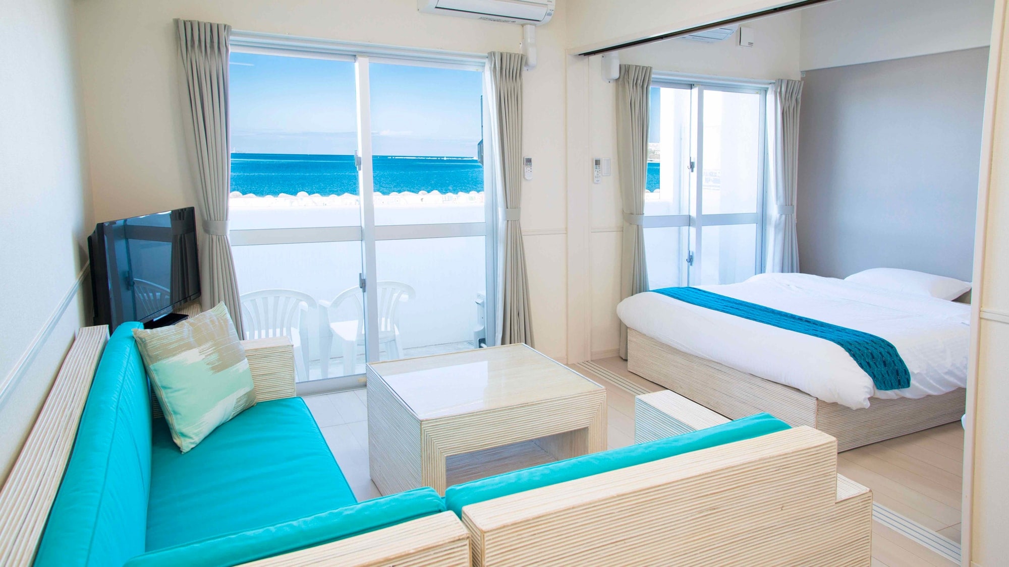 [Western-style room, 1LDK (1F)] A space that lets you feel the blue ocean spreading out before you