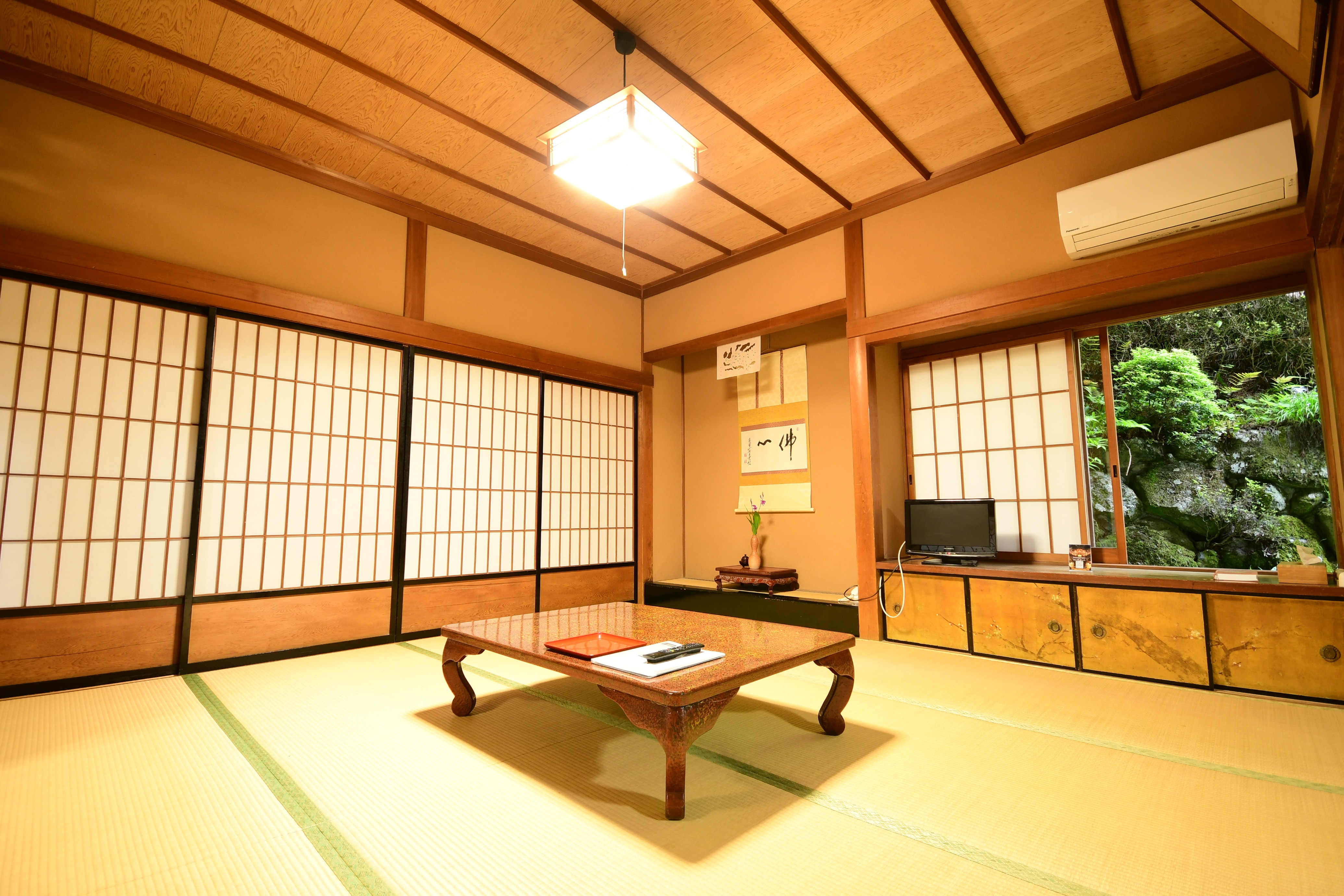Example of a 14 tatami Japanese-style room facing the garden (with air conditioning and Wi-Fi)