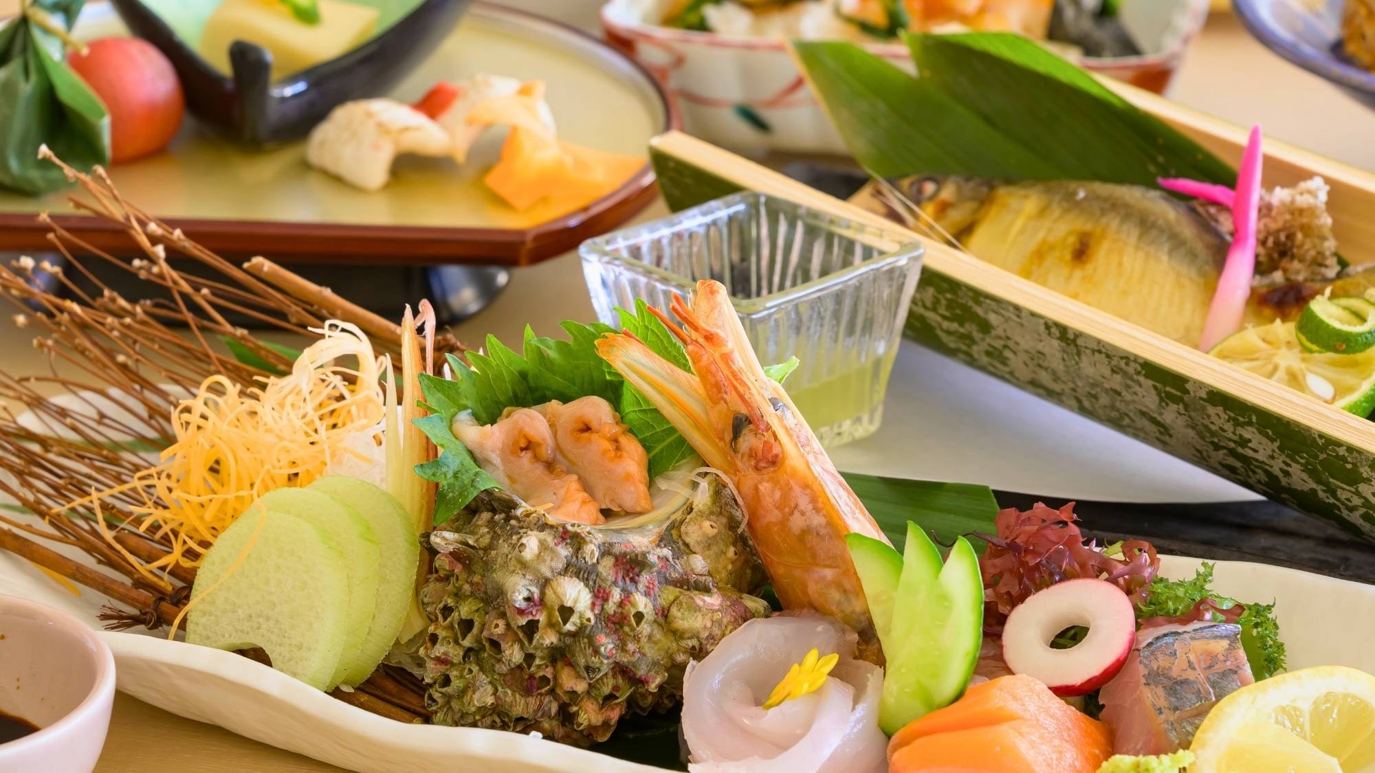 Nikmati sashimi musiman yang dibuat dari ikan segar yang ditangkap dari Laut Jepang.