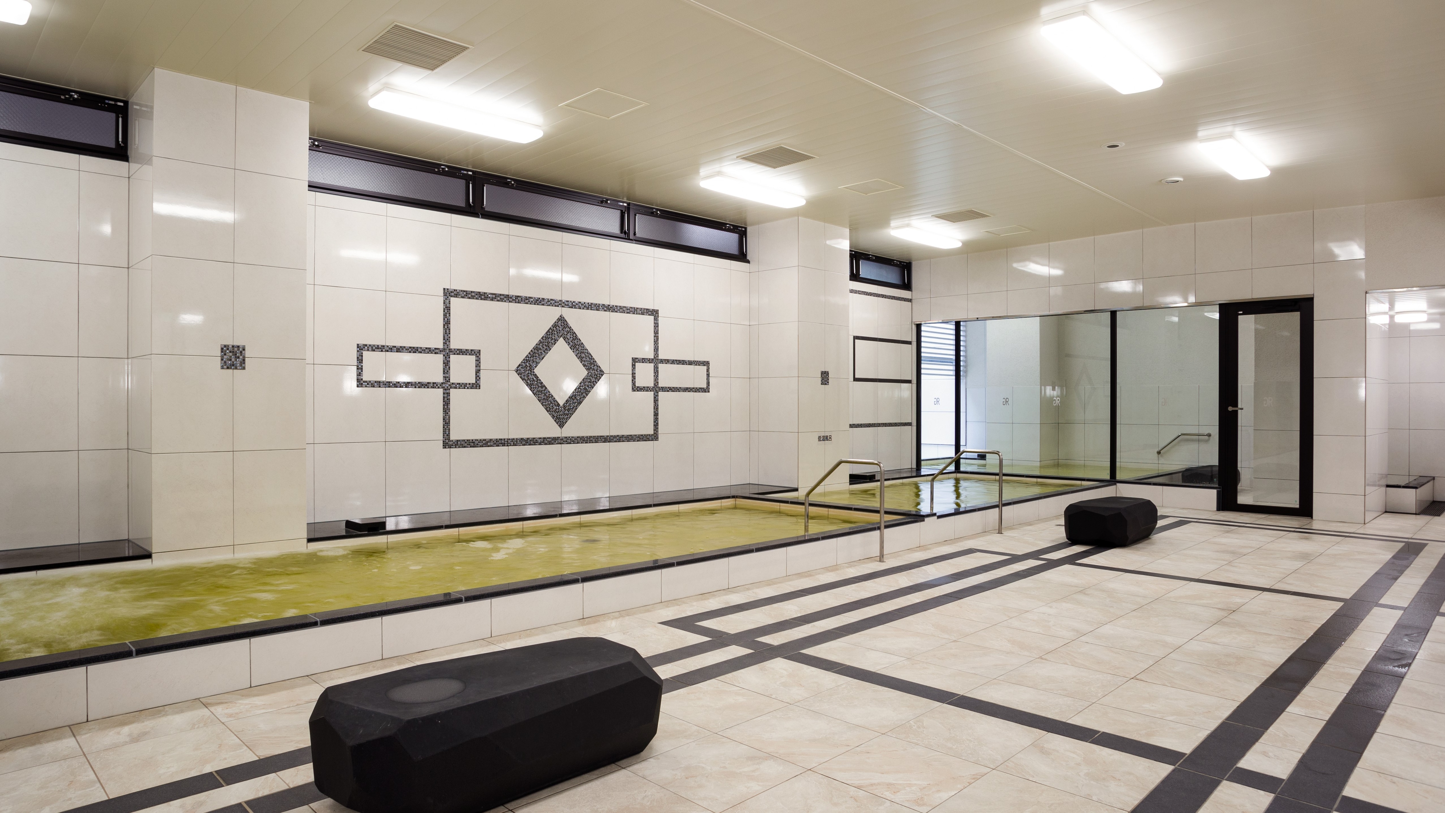 Large communal bath Men's bath