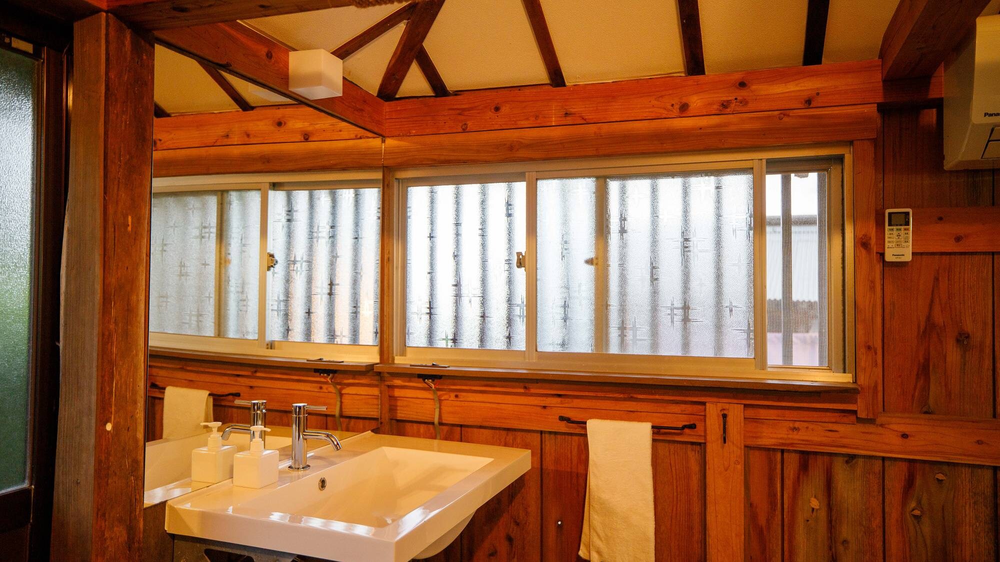 <Inn with a roof that looks like the sea> Inside view / washroom