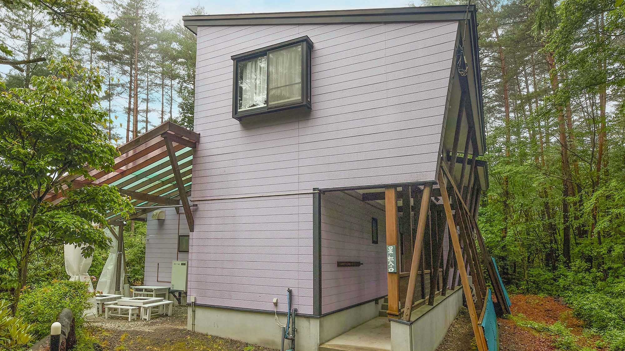 ・[Shion Star/Rainbow] "Shion" is a large cottage nestled in the forest. The cottages for two households are completely separated within the building.