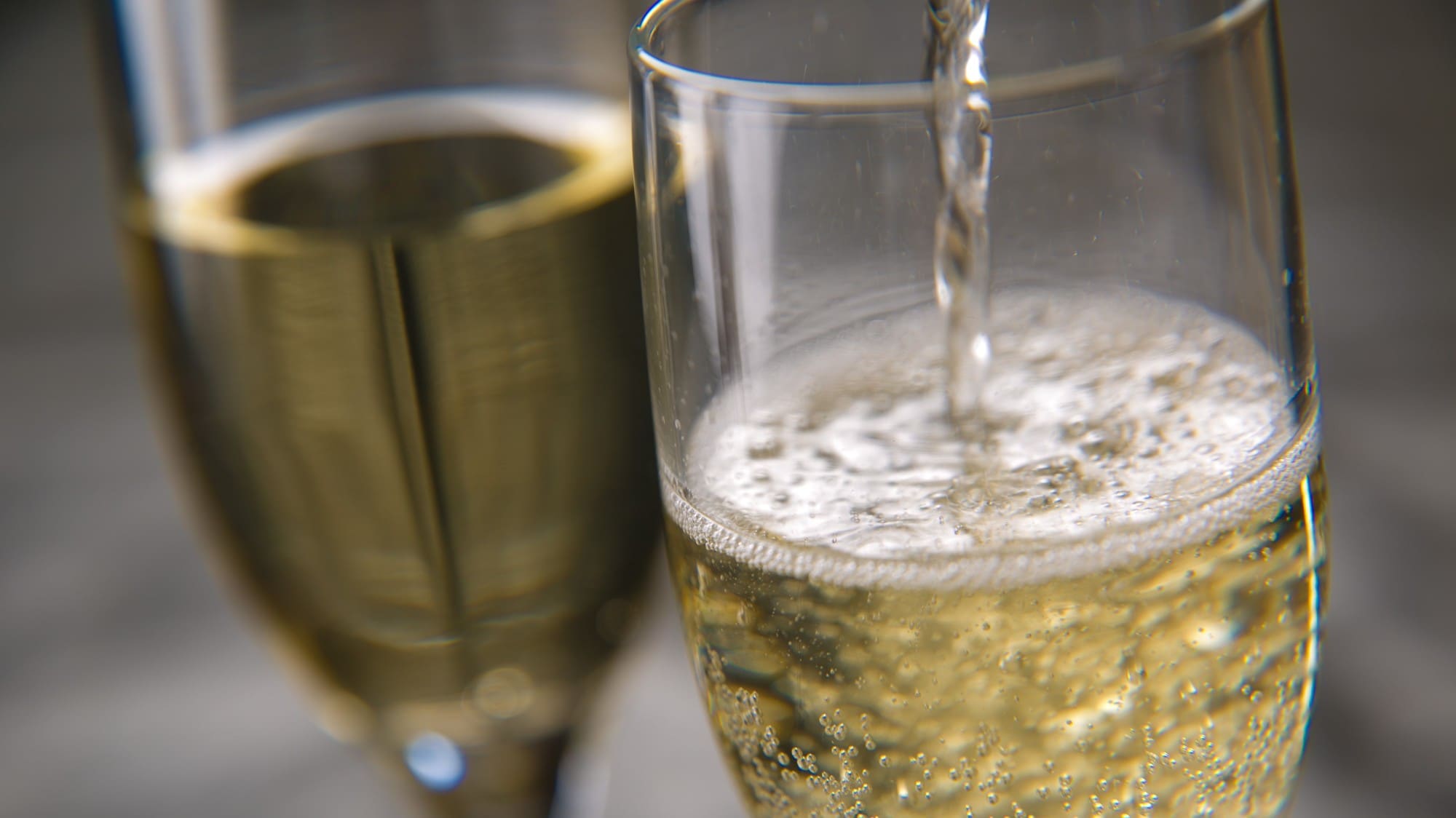 ขนมปังปิ้งพร้อมไวน์สปาร์กลิงเพื่อฉลองโอกาสพิเศษ เช่น วันเกิดหรือวันครบรอบแต่งงาน (รูปภาพใช้เพื่อประกอบการอธิบายเท่านั้น)