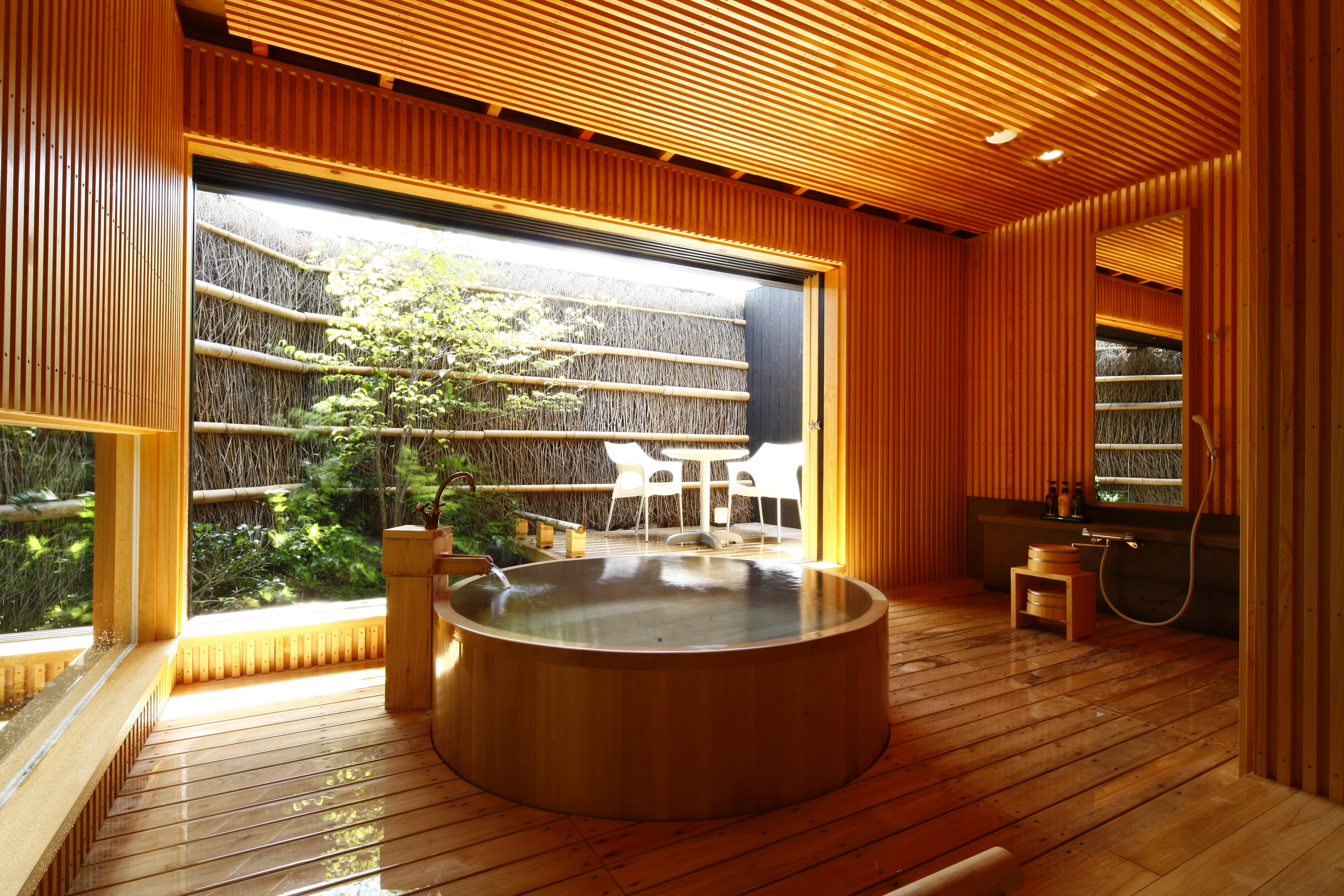 Shiunkaku (Sen) Living room with free-flowing bath