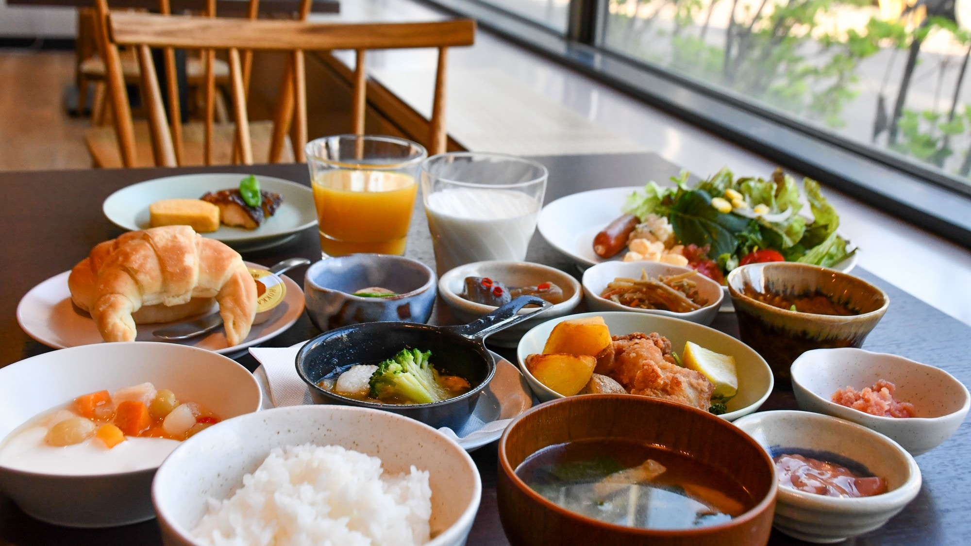 この春リニューアルした朝食バイキング！朝の陽ざし差し込むレストランでどうぞ。