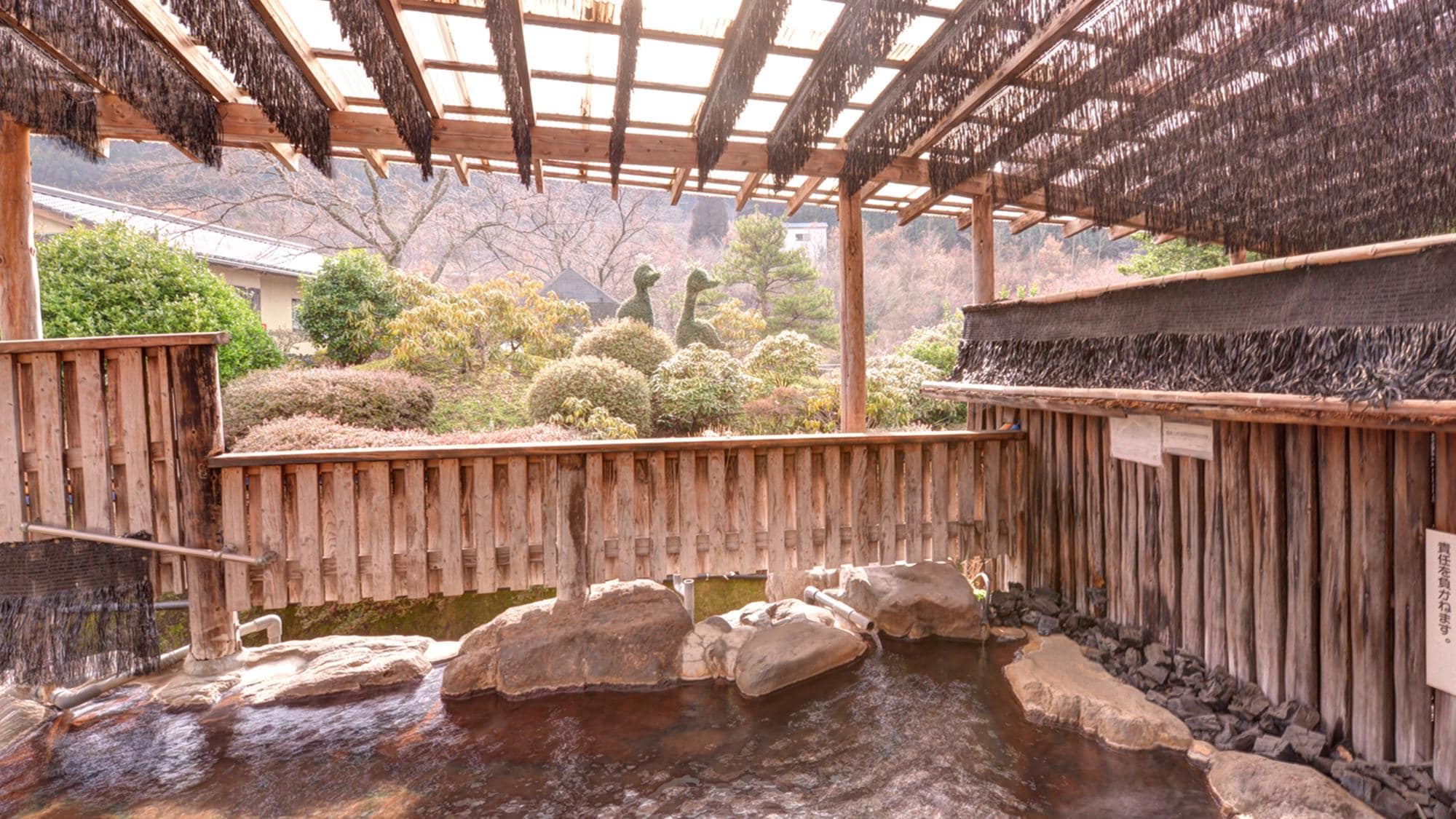 * [Open-air rock bath (men's bath)] It is large enough for 8 adults to enter slowly.