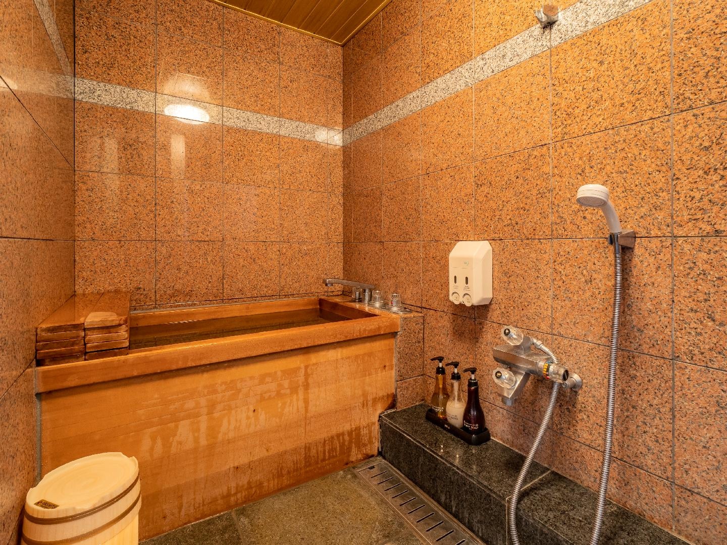 ห้องพักแขกพร้อมอ่างอาบน้ำไซเปรส