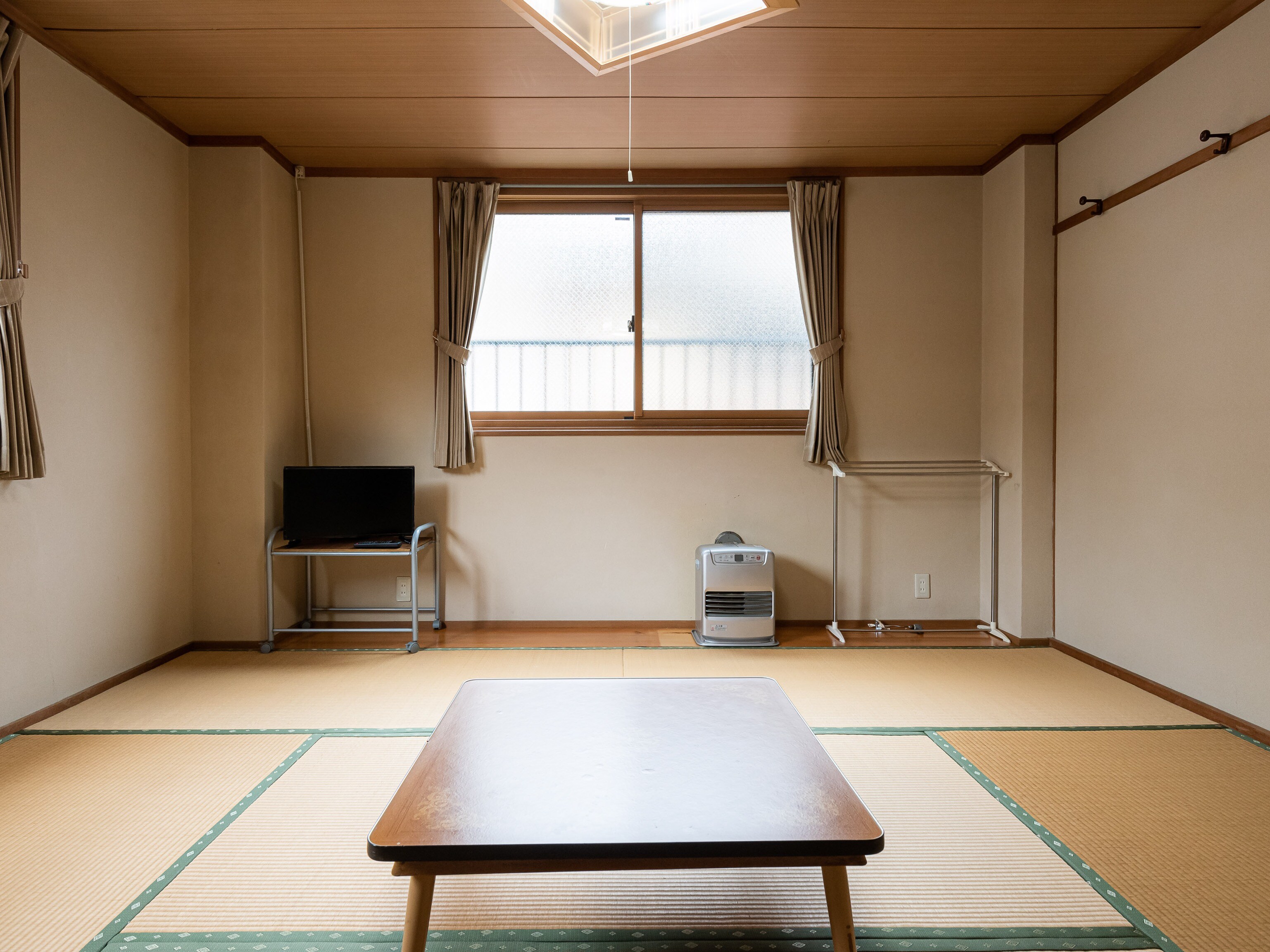 [Smoking] Japanese-style room for four (with bath and toilet)