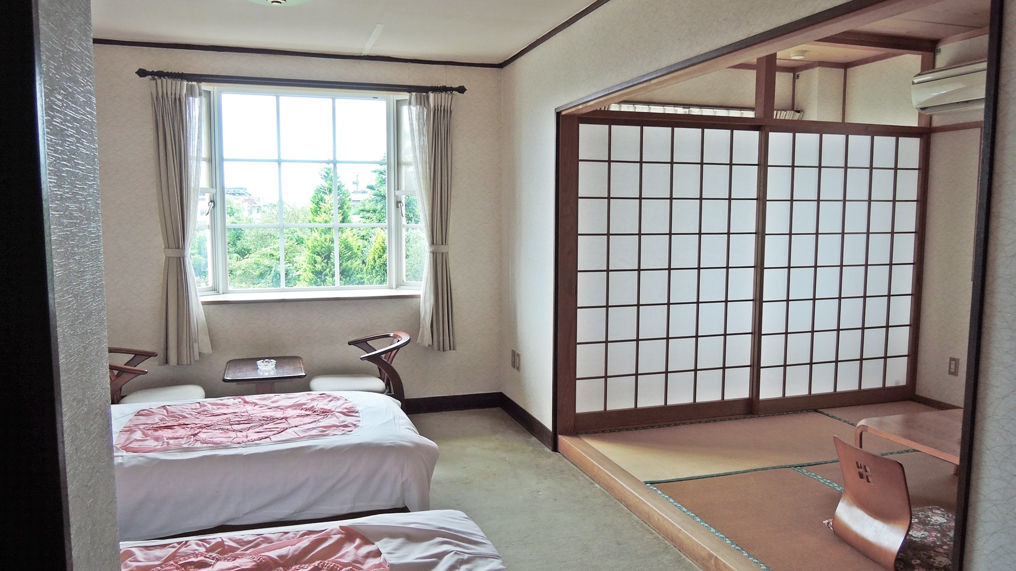 *[Example of a Japanese-Western style room] Recommended for groups and families ♪