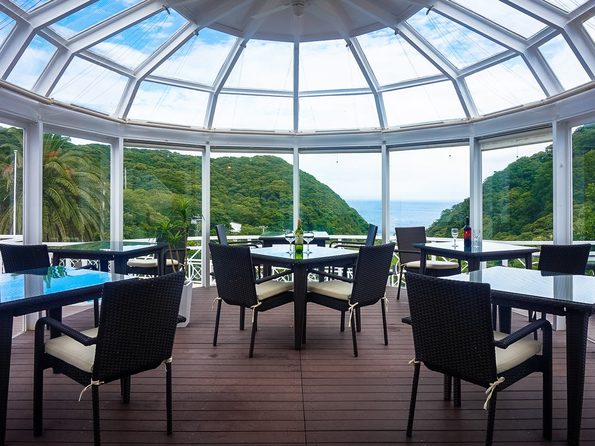 [露台] 一邊欣賞海景，一邊用餐...