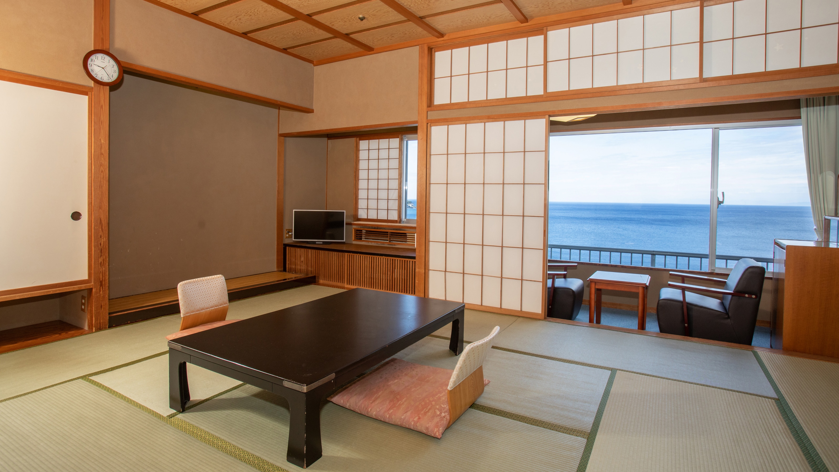 Japanese-style room (12 tatami mats)