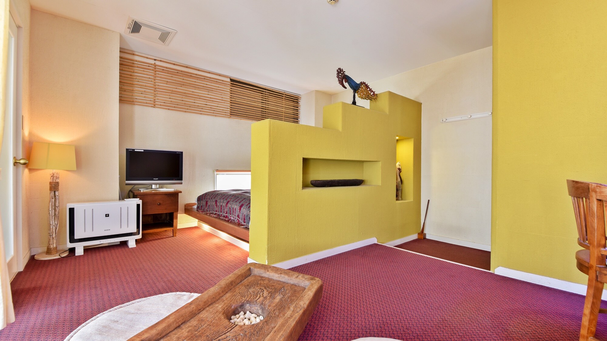 * [Red pattern] Coordinate the room with a red theme. The raised bed is a spacious size.