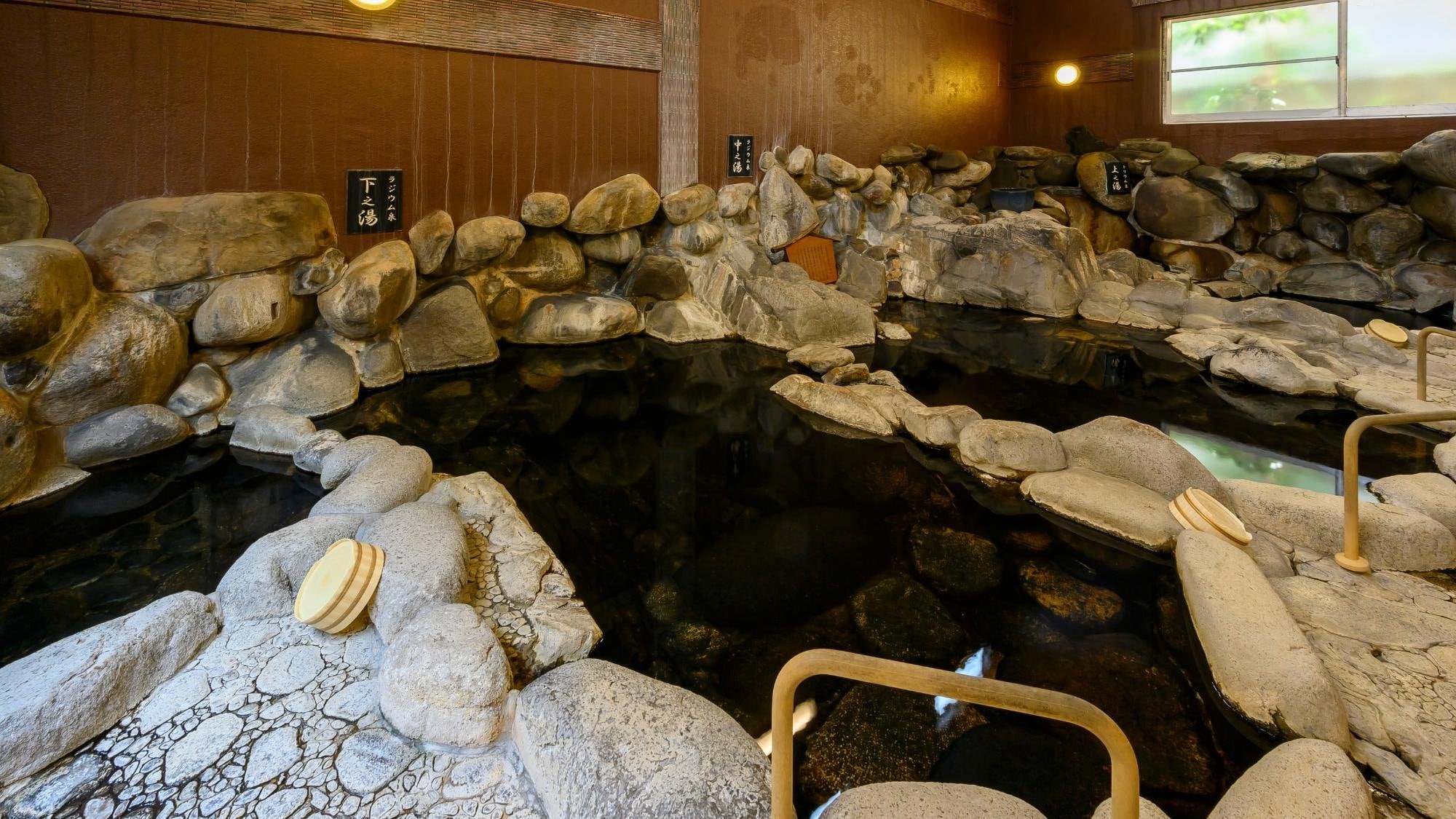 “岩窟之湯”是直接使用三德川溫泉水的天然岩石浴。