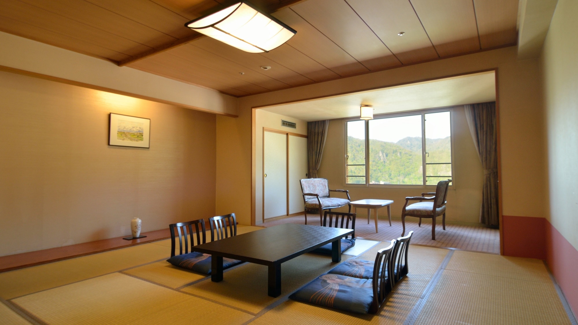 [Japanese-style room 12 tatami mats] For staying with a large number of people. The spaciousness makes conversations lively. The night when everyone sleeps with pillows side by side is a special memory.