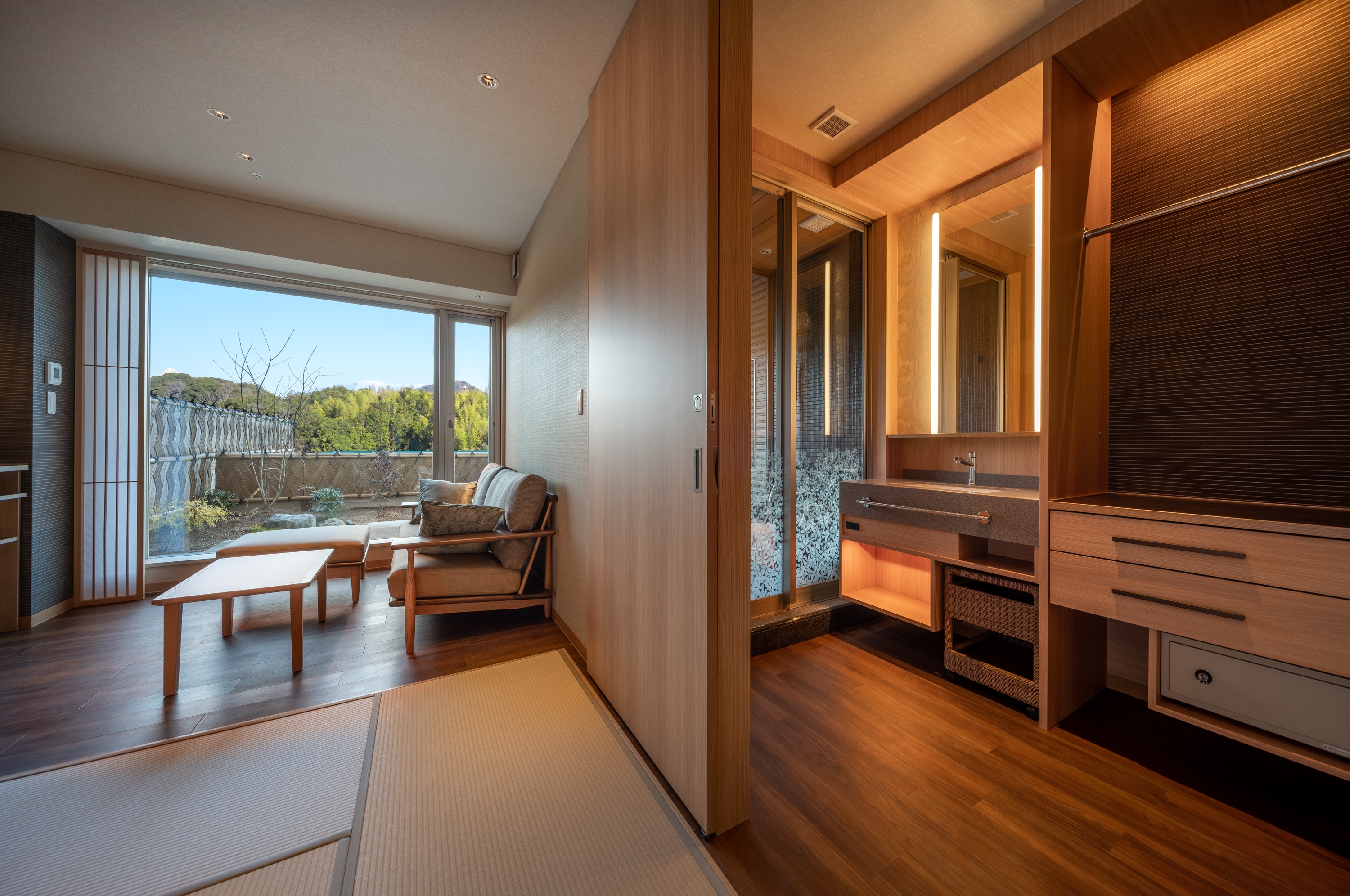 4F: Guest rooms with open-air baths