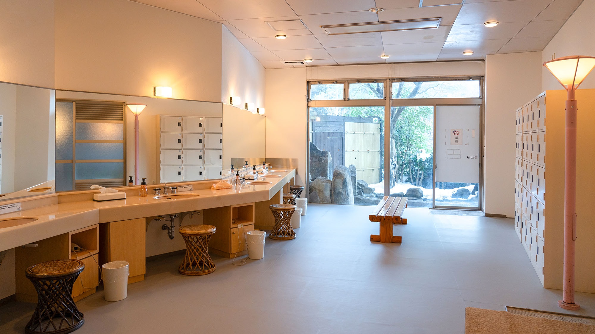 ・[Dressing room] It is spacious and you won't feel cramped even when it's crowded. You can relax comfortably after bathing.