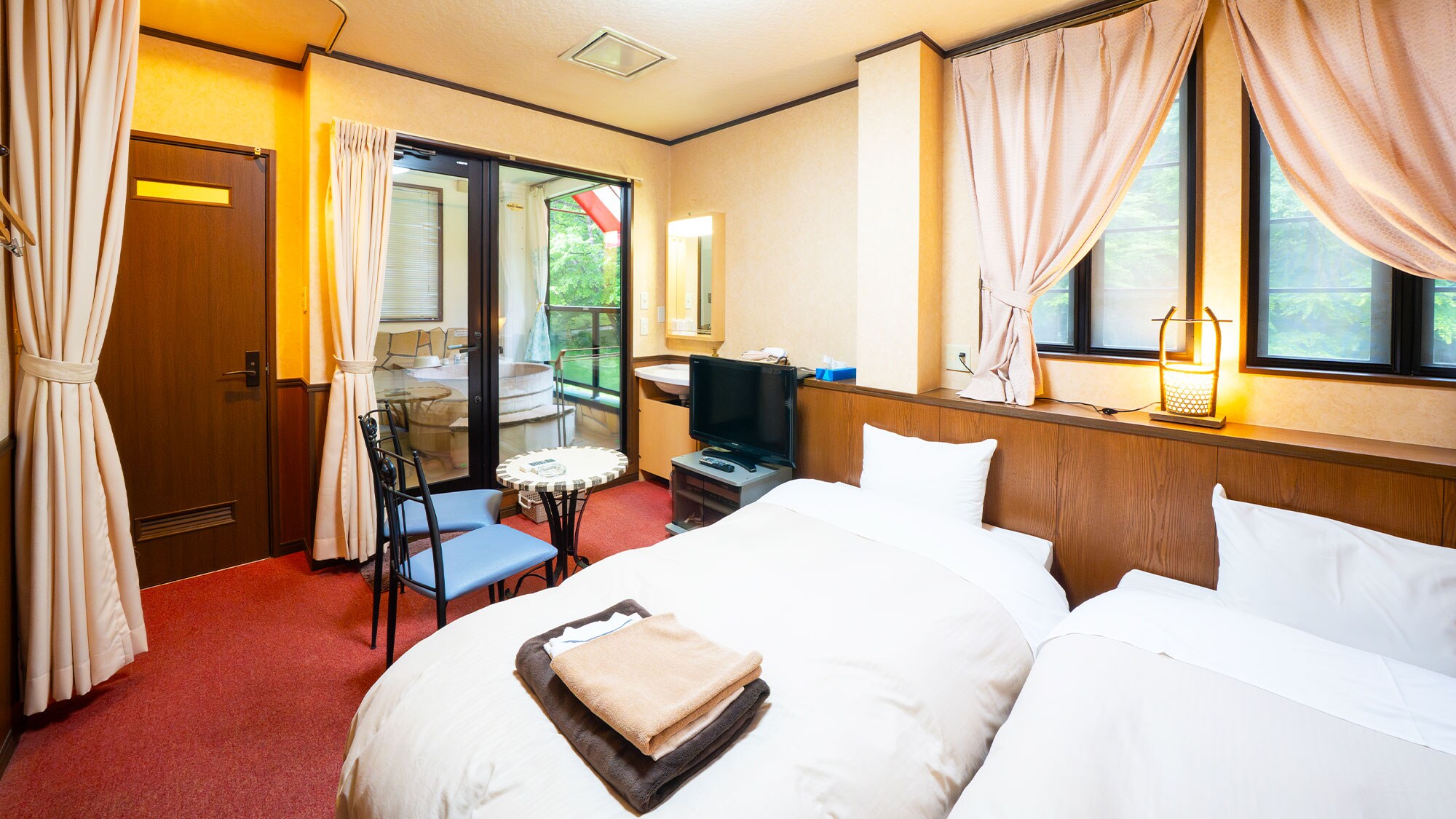 [Gedung utama lantai 2 / Kamar dengan kamar mandi terbuka di teras] Kamar twin dengan kamar mandi kayu di teras.