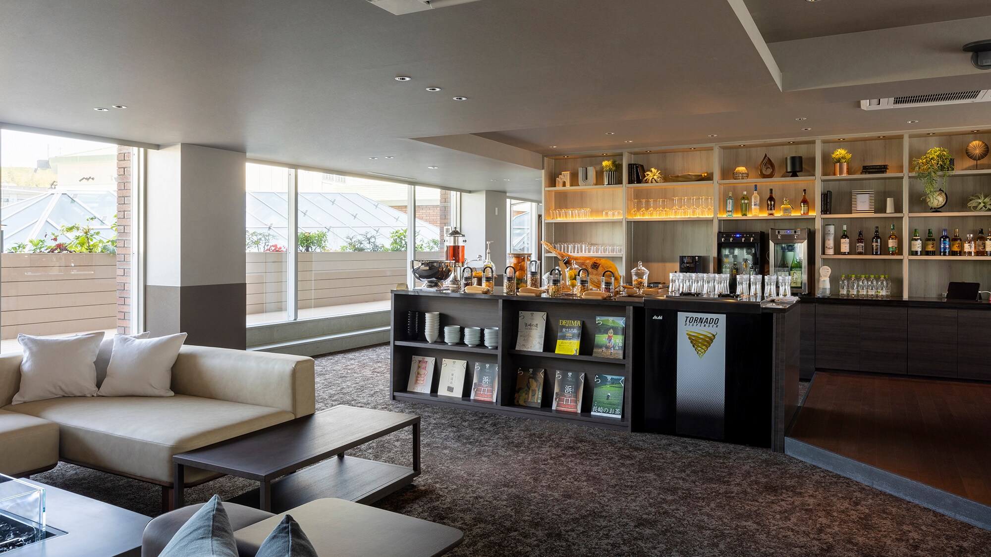 [THE SALON] มีสินค้าให้เลือกมากมาย ตั้งแต่ petit gateaux ไปจนถึงถั่วและขนมขบเคี้ยว