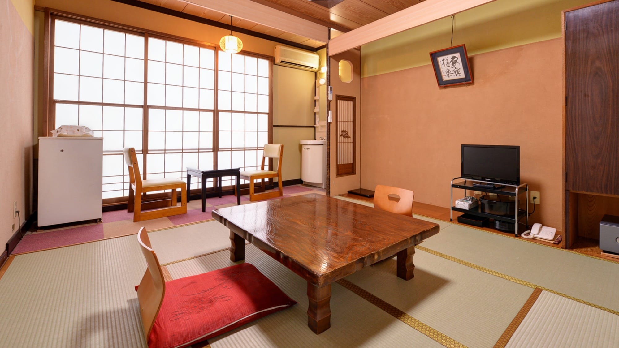 *8 tatami Japanese-style room (example of guest room) / A simple Japanese-style room. Recommended for families and groups.