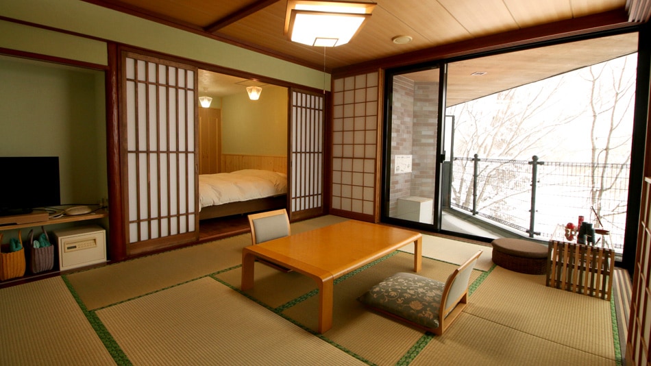 R [Superior Japanese-style room * 10 tatami mats + double bed] A room with a relaxing atmosphere where two people can relax