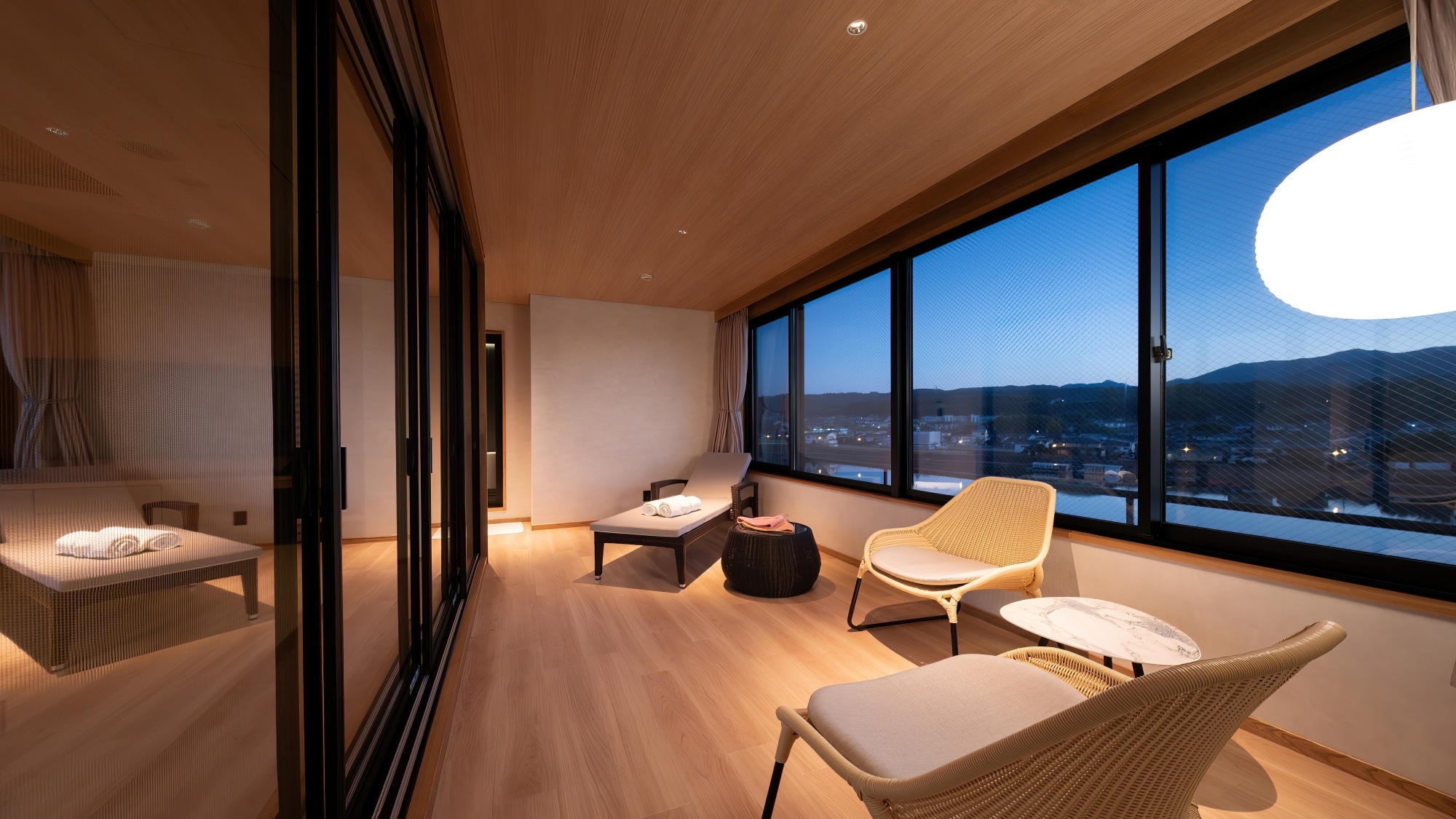 [SYOU] By closing the door between this room and the guest rooms, it can be created as a separate space.