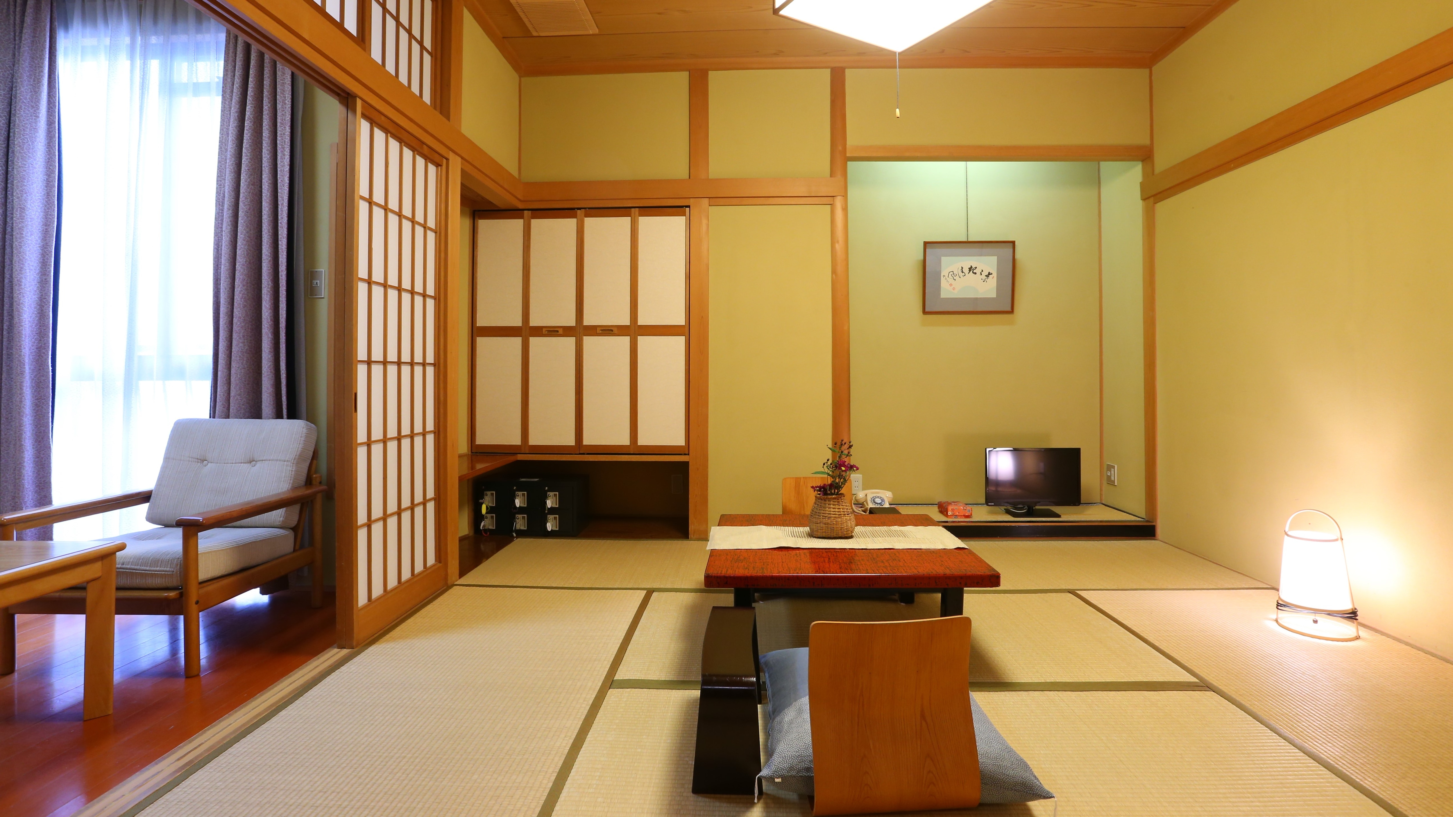 Japanese-style room (8 tatami mats)