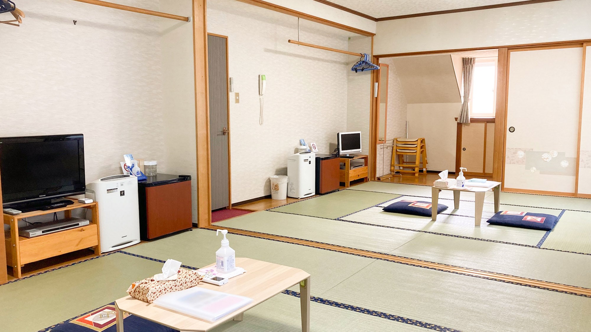 ・[Connecting room] Open the sliding doors to connect the two rooms for a spacious stay.