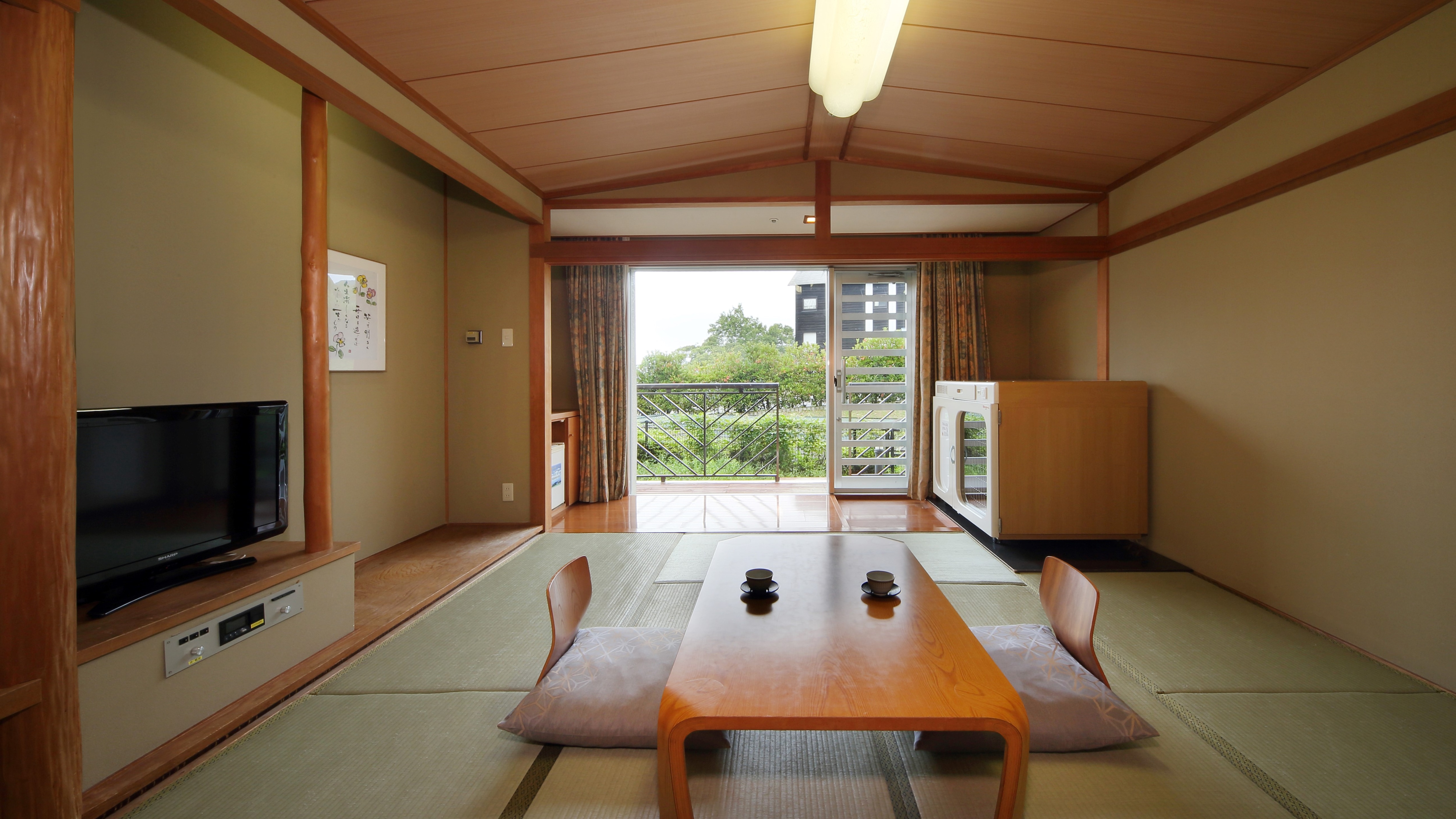 [Japanese-style room where you can stay with your dog] Private entrance/8 tatami mats/Capacity: 4 people