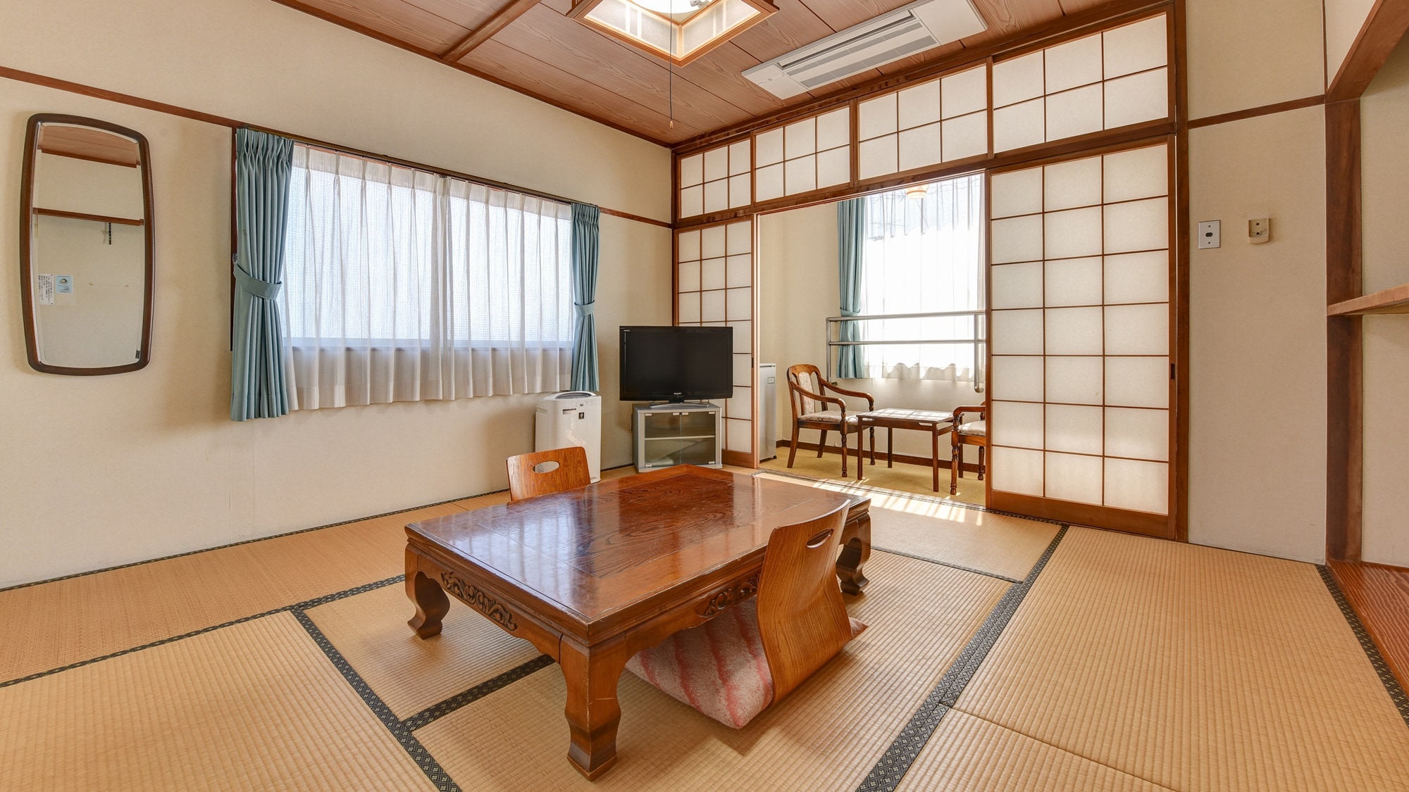 * You can relax and stretch your legs in the Japanese-style room of the annex, 8 tatami mats / tatami mats.