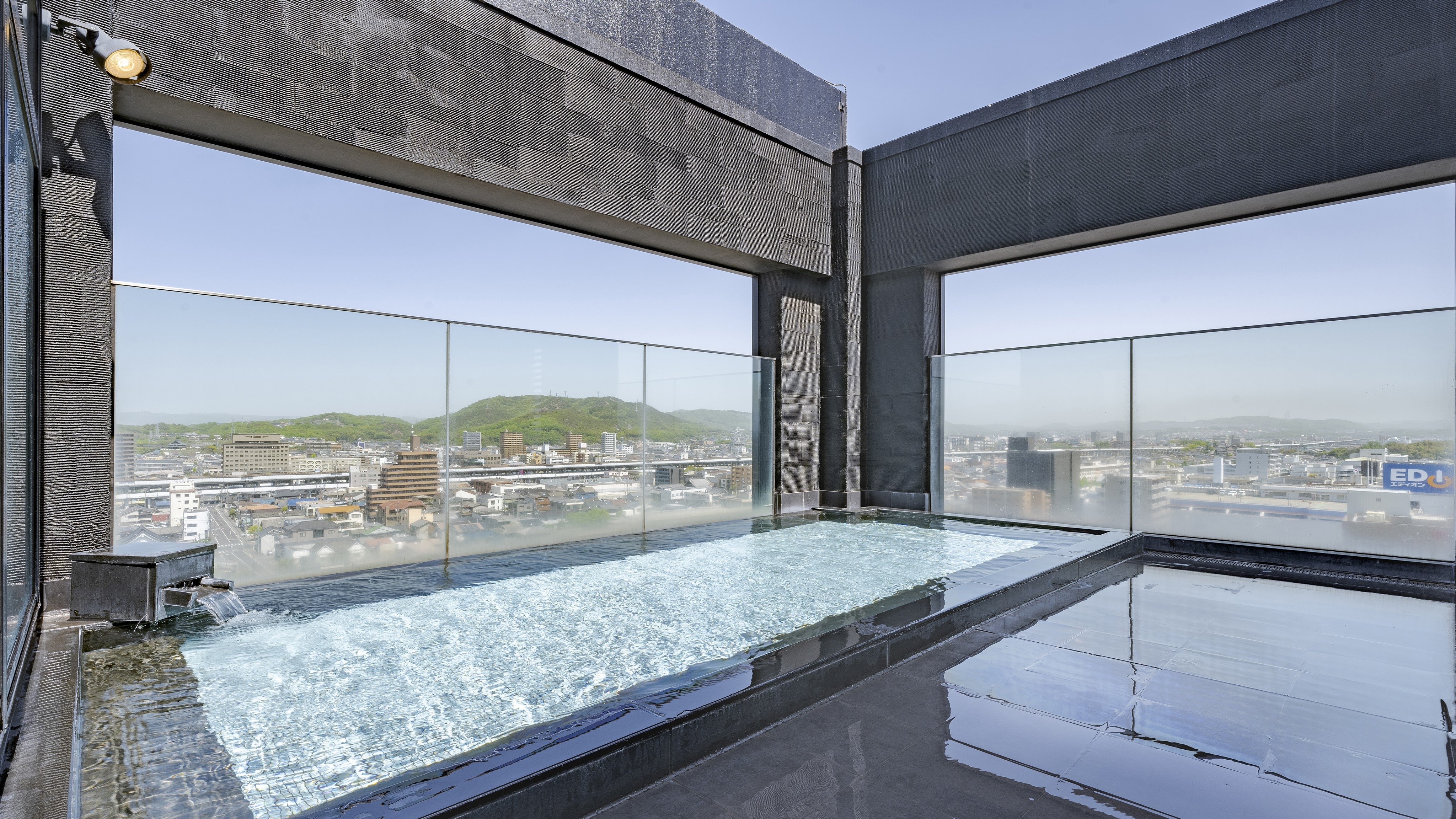 Sky Spa (untuk pria) lantai 14. Anda dapat menikmati pemandangan kota Fukuyama dari pemandian terbuka.