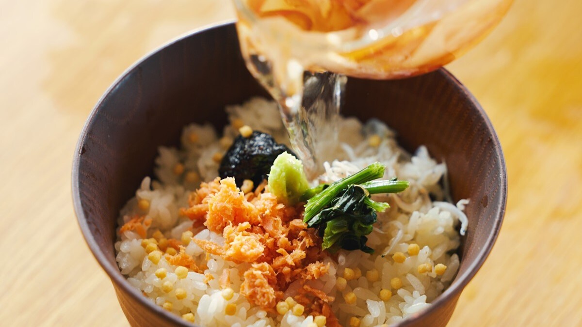[Bữa sáng] Cháo gạo nấu với nước dùng dashi bổ dưỡng, ăn kèm với các loại gia vị yêu thích. *Hình ảnh