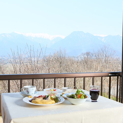 ・On a fine day, you can enjoy breakfast while looking out at the Northern Alps.