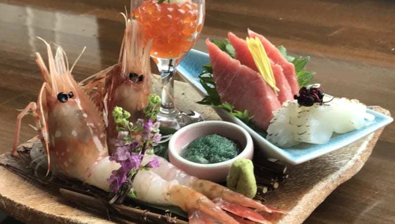 Sashimi tôm mẫu đơn và cá ngừ béo vừa
