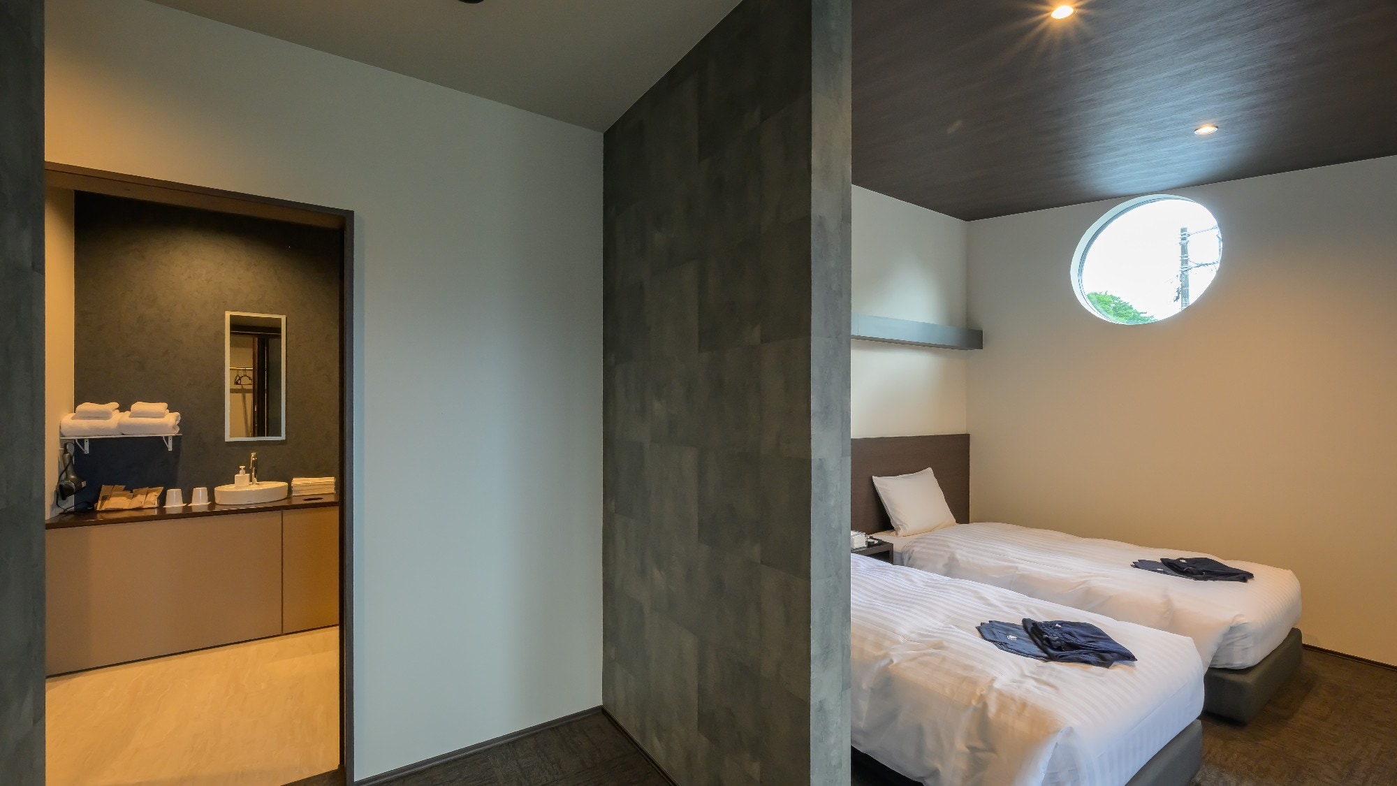 [แกรนด์ทวิน] แสงสว่างอ่อนๆ ส่องผ่านเข้ามาทางหน้าต่างทรงกลม