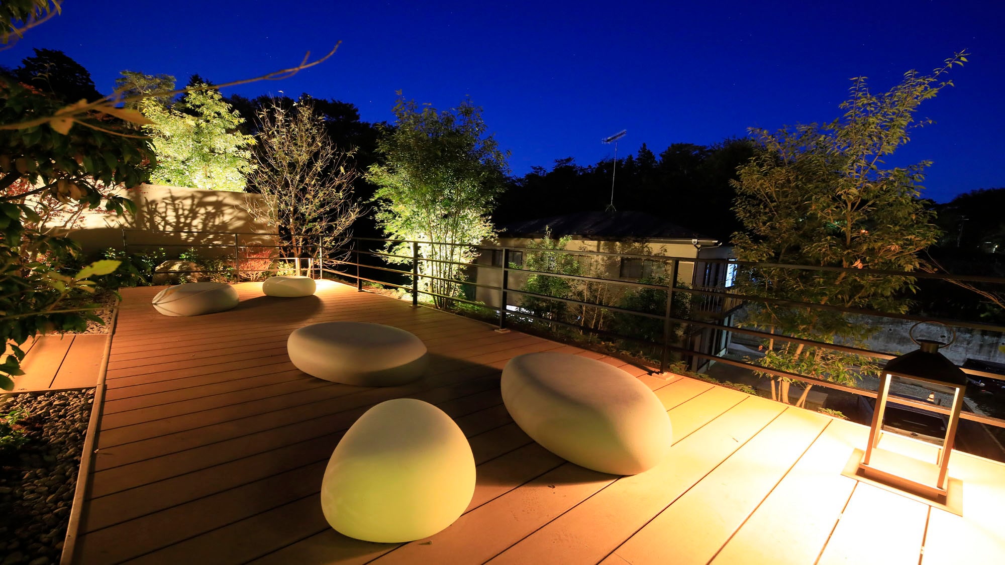 [ภายในอาคาร/ระเบียงหลังอาบน้ำ] พักผ่อนพร้อมรับสายลมยามค่ำคืน