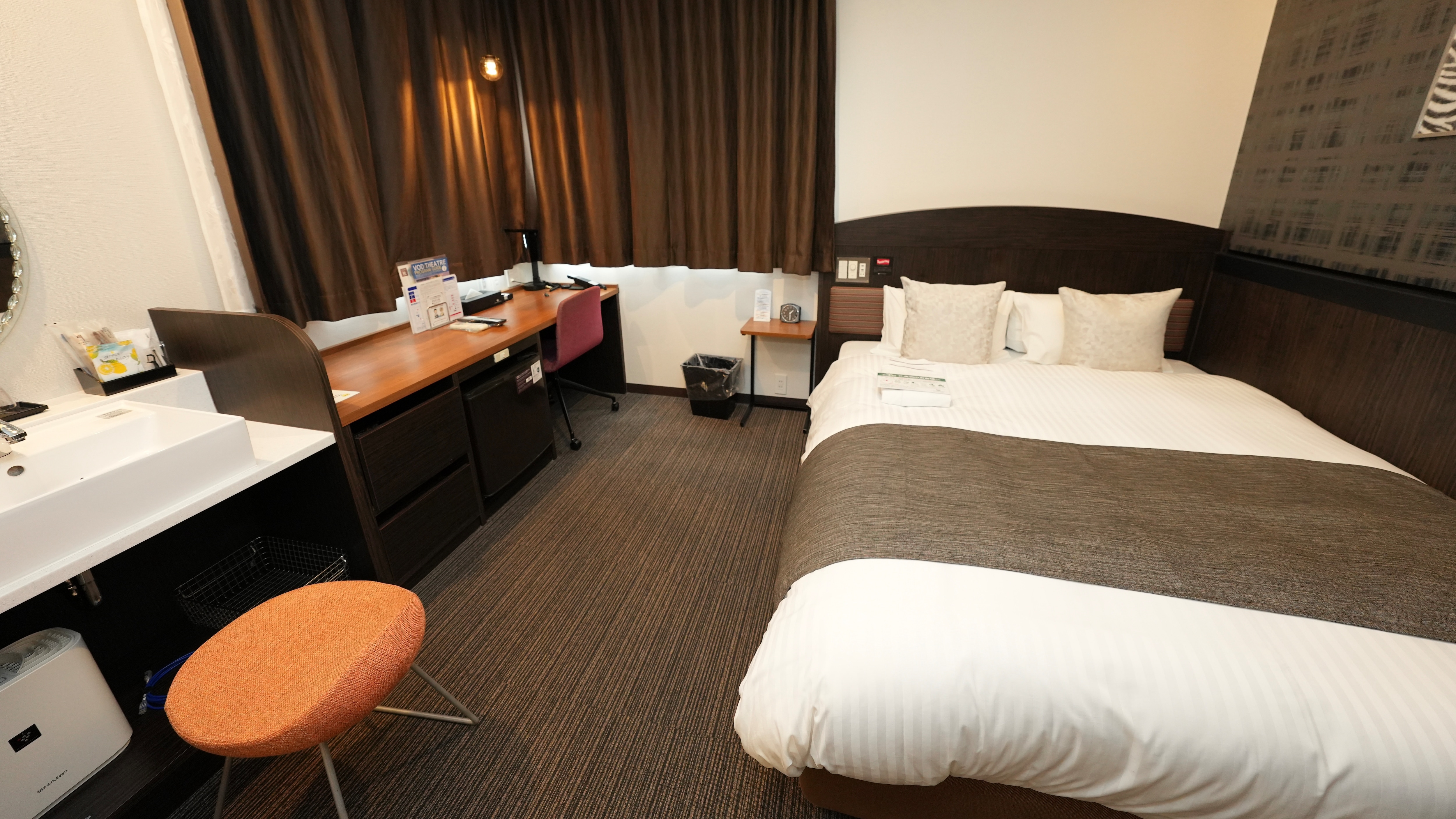 [尊貴轉角大床房] 床寬1600mm，獨立浴室、衛生間和盥洗台，淋浴