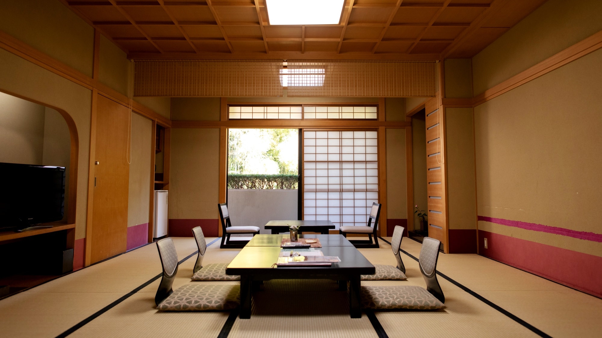 An example of a spacious Japanese-style room overlooking the bamboo forest. Seasonal flowers will welcome you.