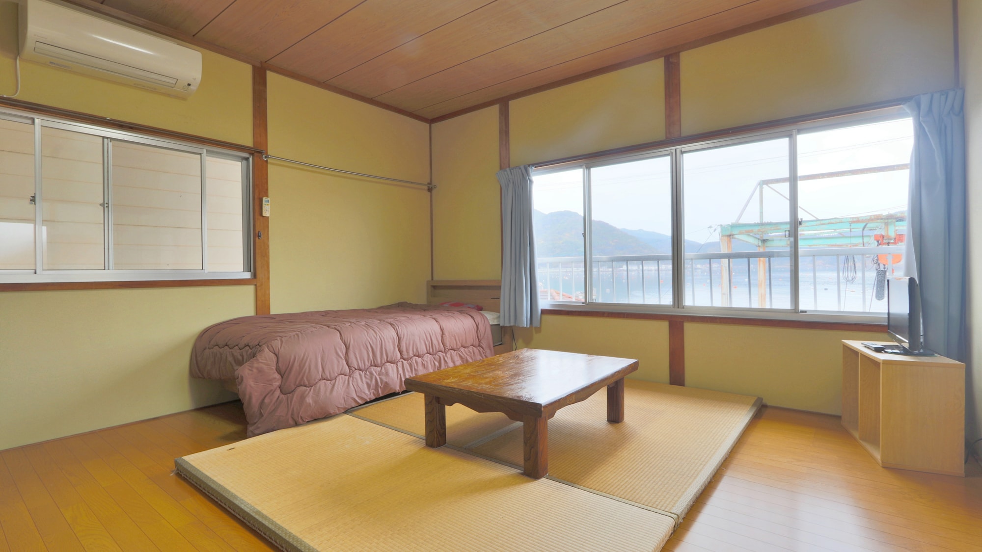 [Guest Room] 2nd floor, ocean view, wooden flooring, with private bathroom and toilet.