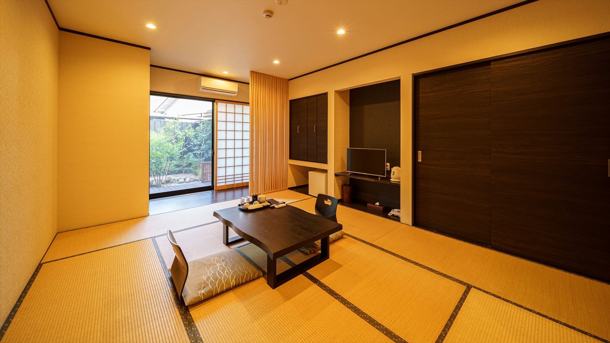 [Separate Japanese-Western room with semi-open-air bath (10 tatami mats + bedroom)]