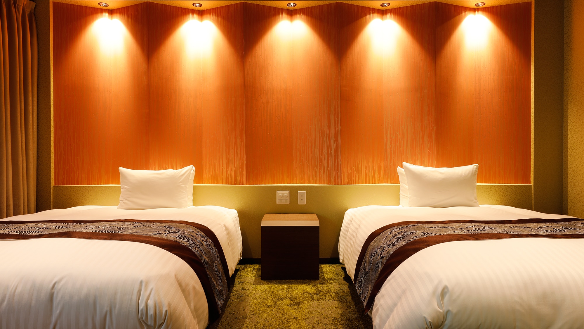[Starry Sparkle] A gorgeous folding screen-shaped headboard. The bed is a Simmons double size.